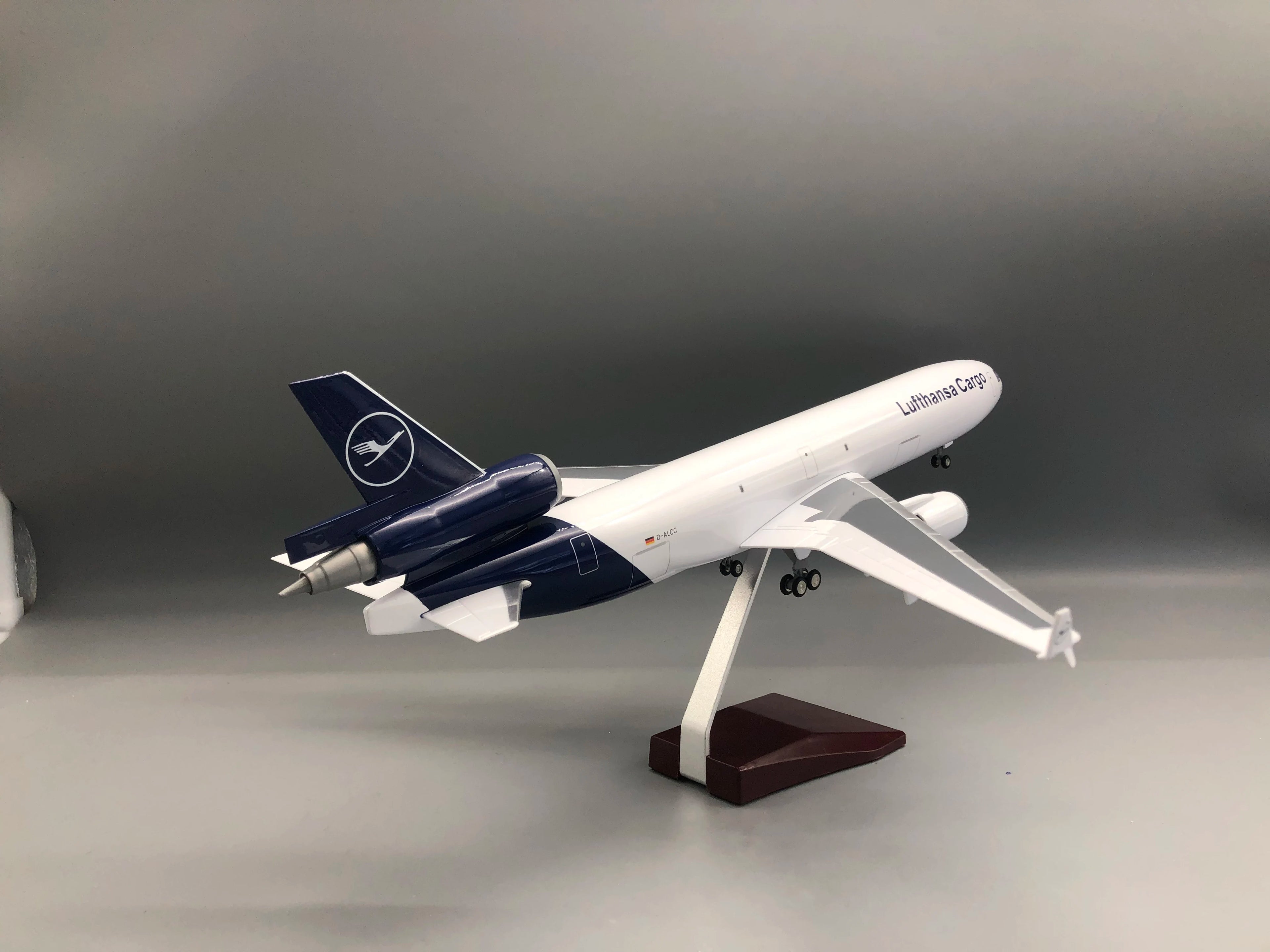 47cm Airplane Toy Models Lufthansa Cargo MD-11 Resin Diecast Aircraft With Wooden Base Collected Gift By Aviation Enthusiast