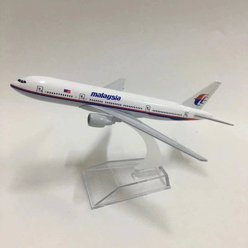 16cm 1:400 Metal Aircraft Replica Malaysia Airlines B777 Airplane Diecast Model Aviation Plane Collectible Toys Ornaments for