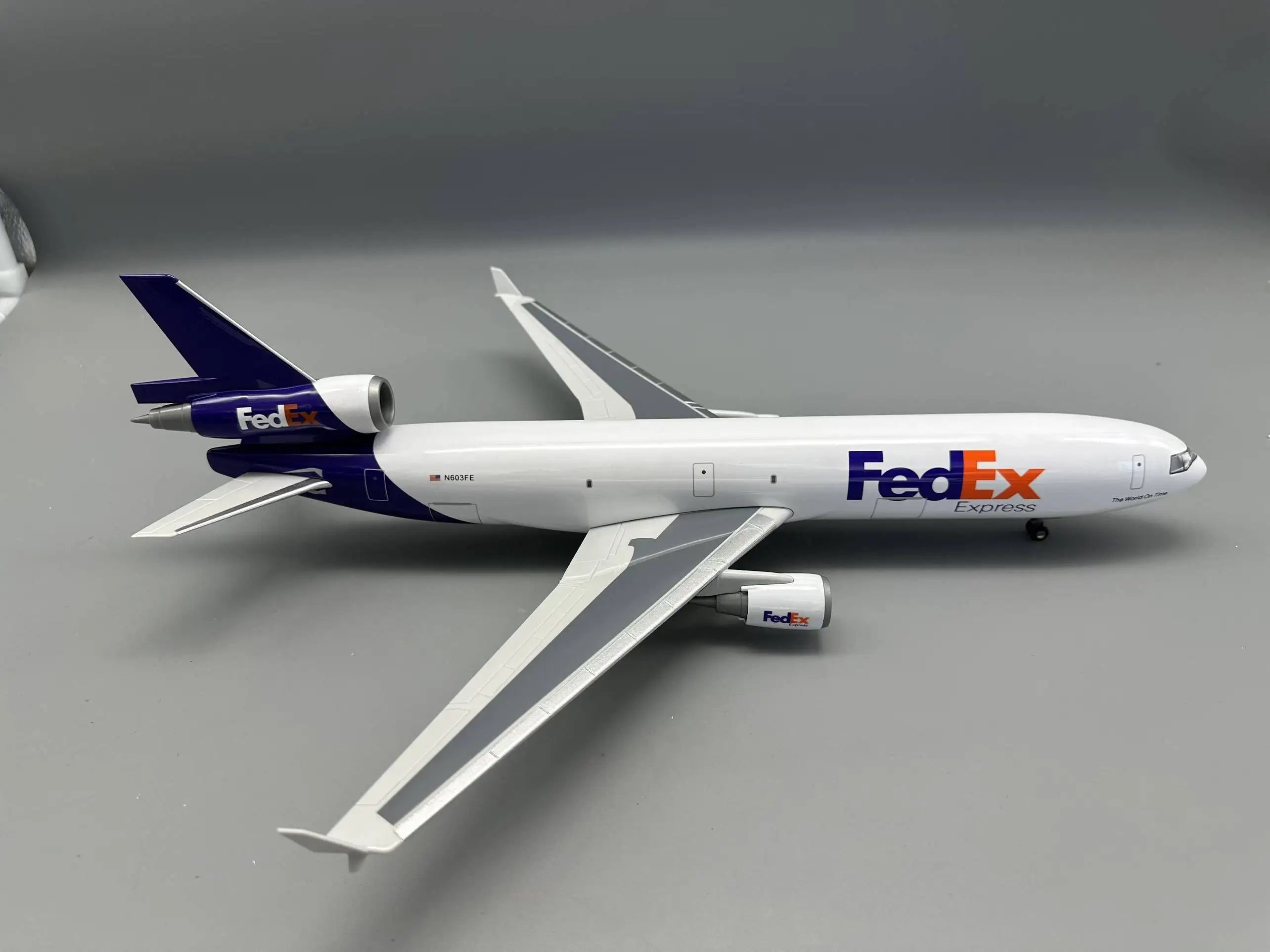 MD11 Plane Model FedEx Cargo Airways Resin Plastic model With Wheels Landing Gears Replica Static Souvenir Plane Toy Collection