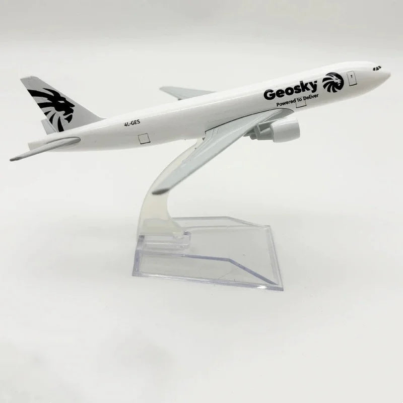 16cm Georgia B767 Toy Airplane Model Kit 1/400 scale Diecast Metal Airplane Model with Stand for Collections Displays or Gift