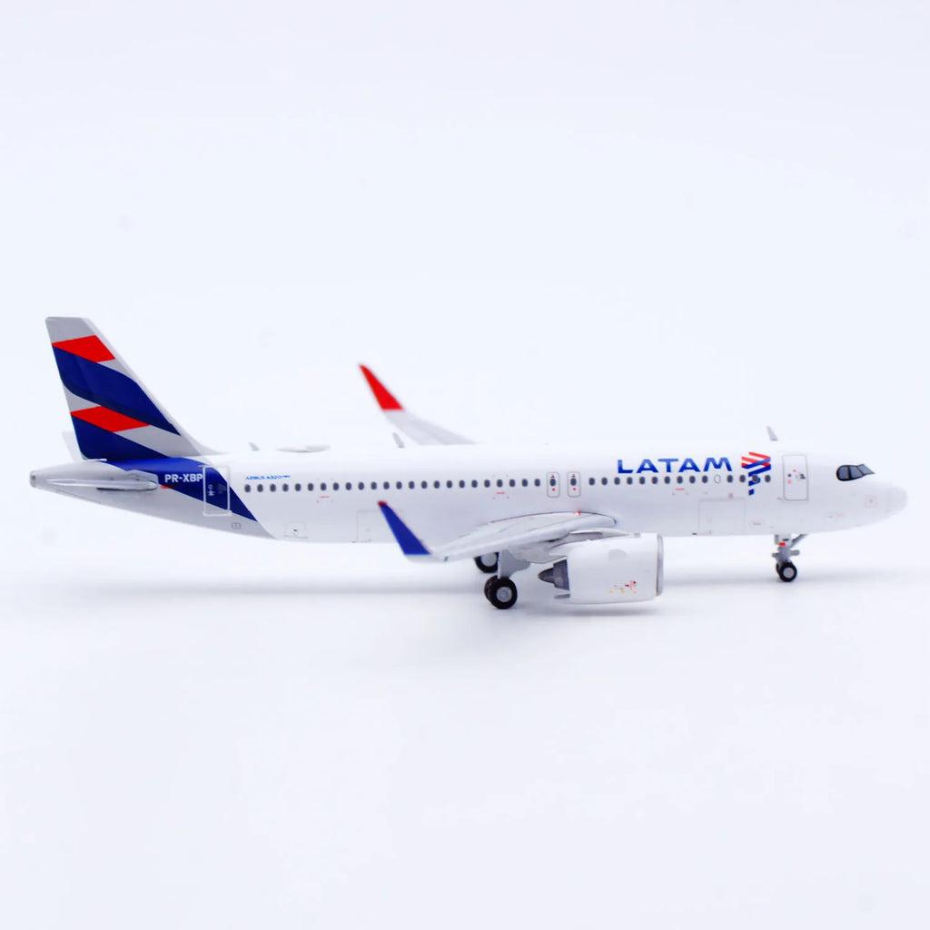 XX40212 Alloy Collectible Plane Gift JC Wings 1:400 LATAM Airlines Airbus A320neo Diecast Aircraft Jet Model PR-XBP With Stand