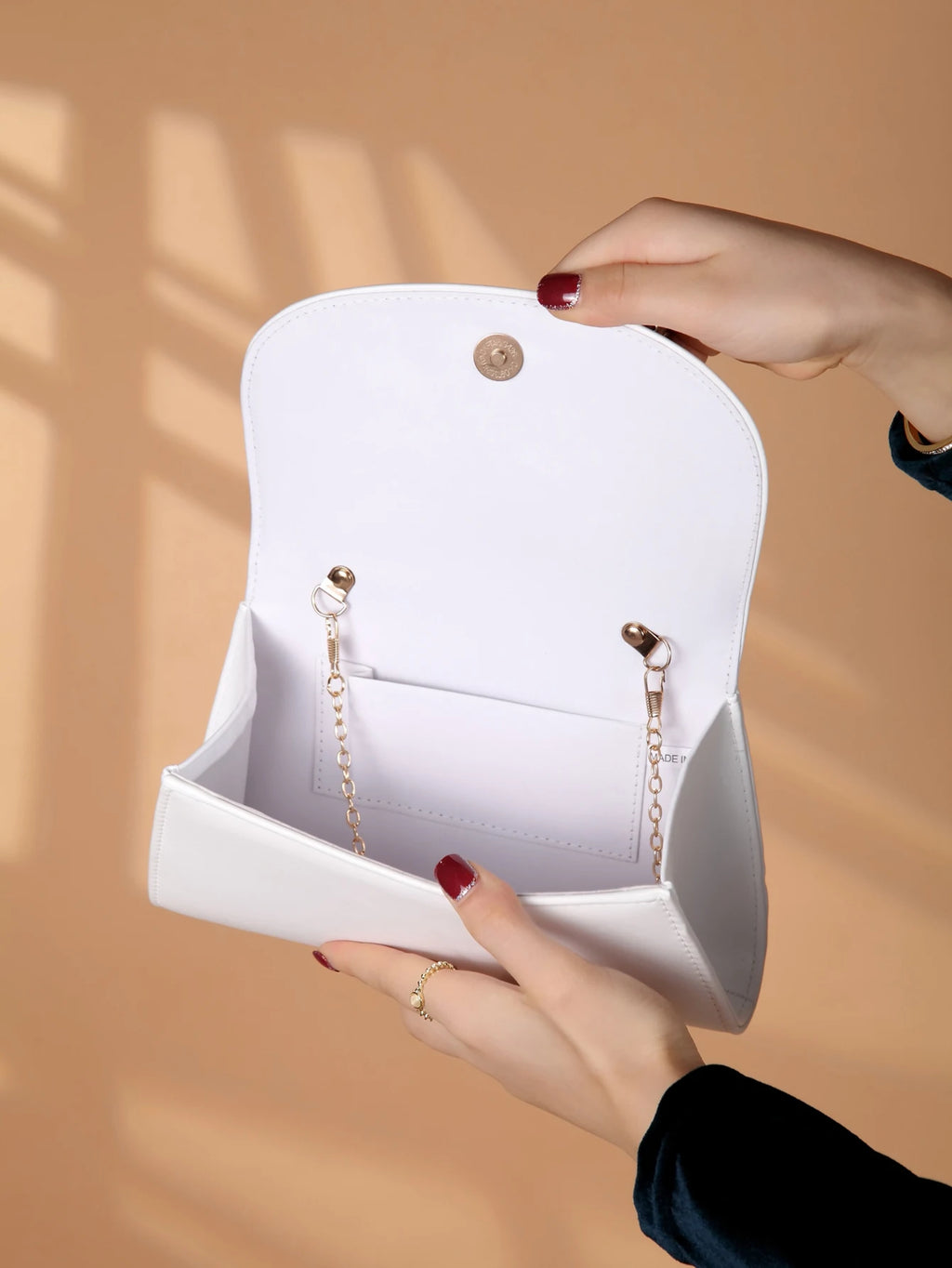 Elegant light luxury solid color women's handbag, fashionable and romantic banquet clutch, suitable for women's daily use.