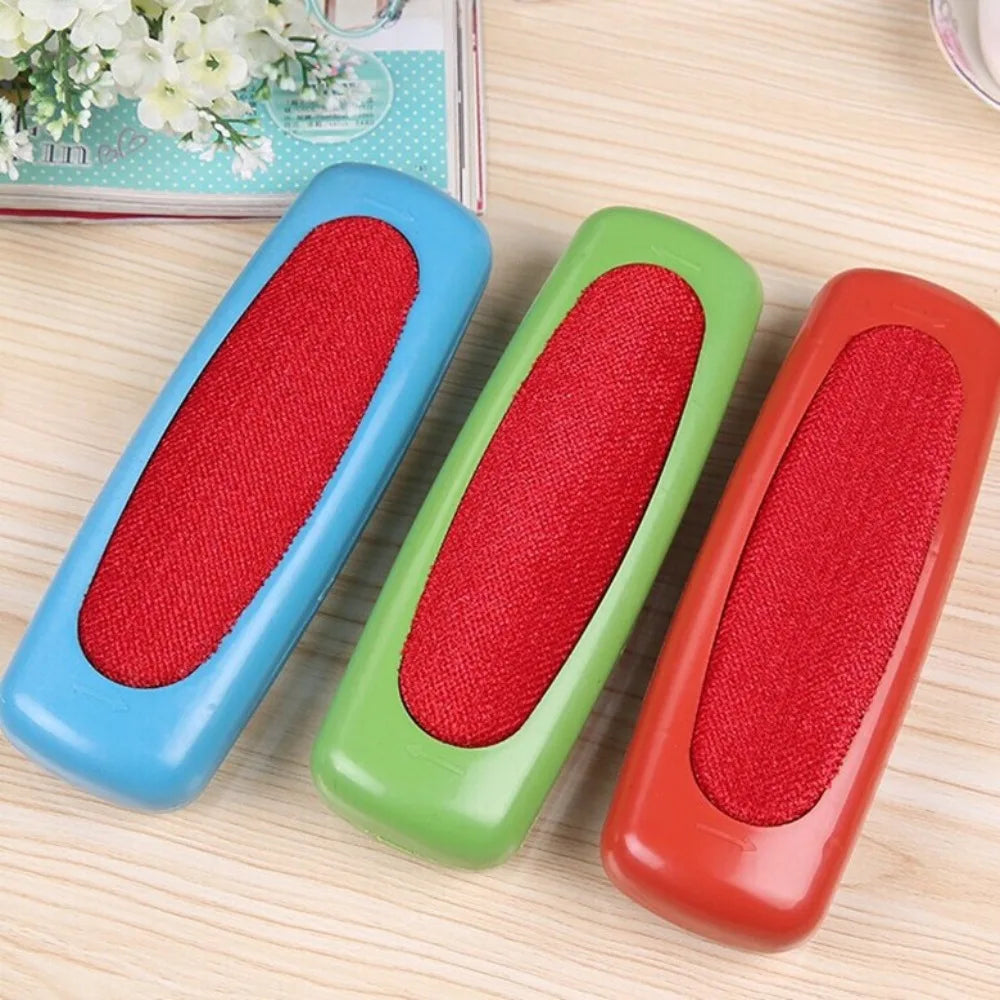 Cloth Dust Removal Brush Random Color Plastic Sweeper Carpet Dust Brush High Quality Crumb Sweeper Fluff Cleaner Cleaning Tools