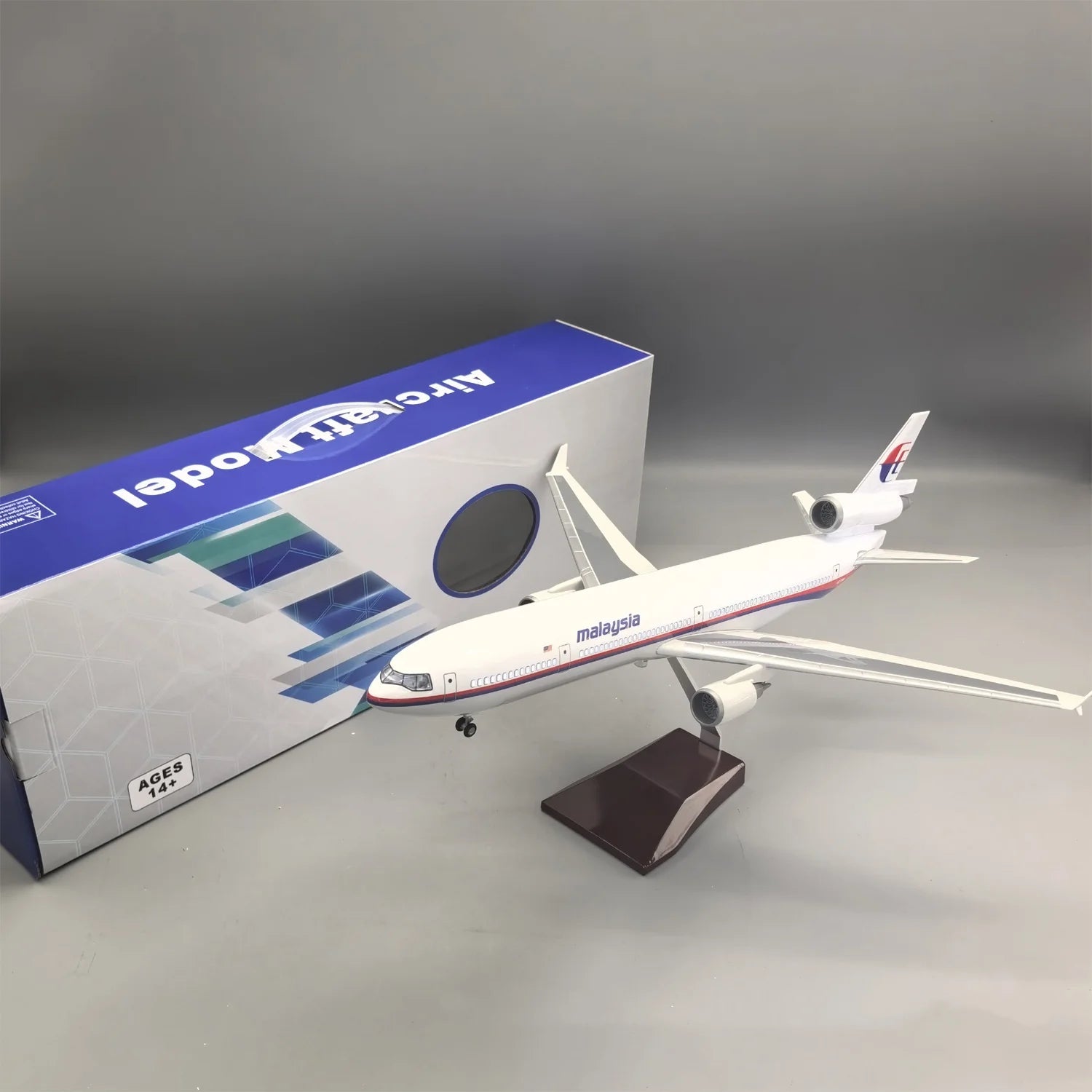 47cm Aircraft Model Malaysia Airways MD-11 1/130 Scale with Lights & Stand Resin Diecast Airplane Planes Souvenir Hobby Collect