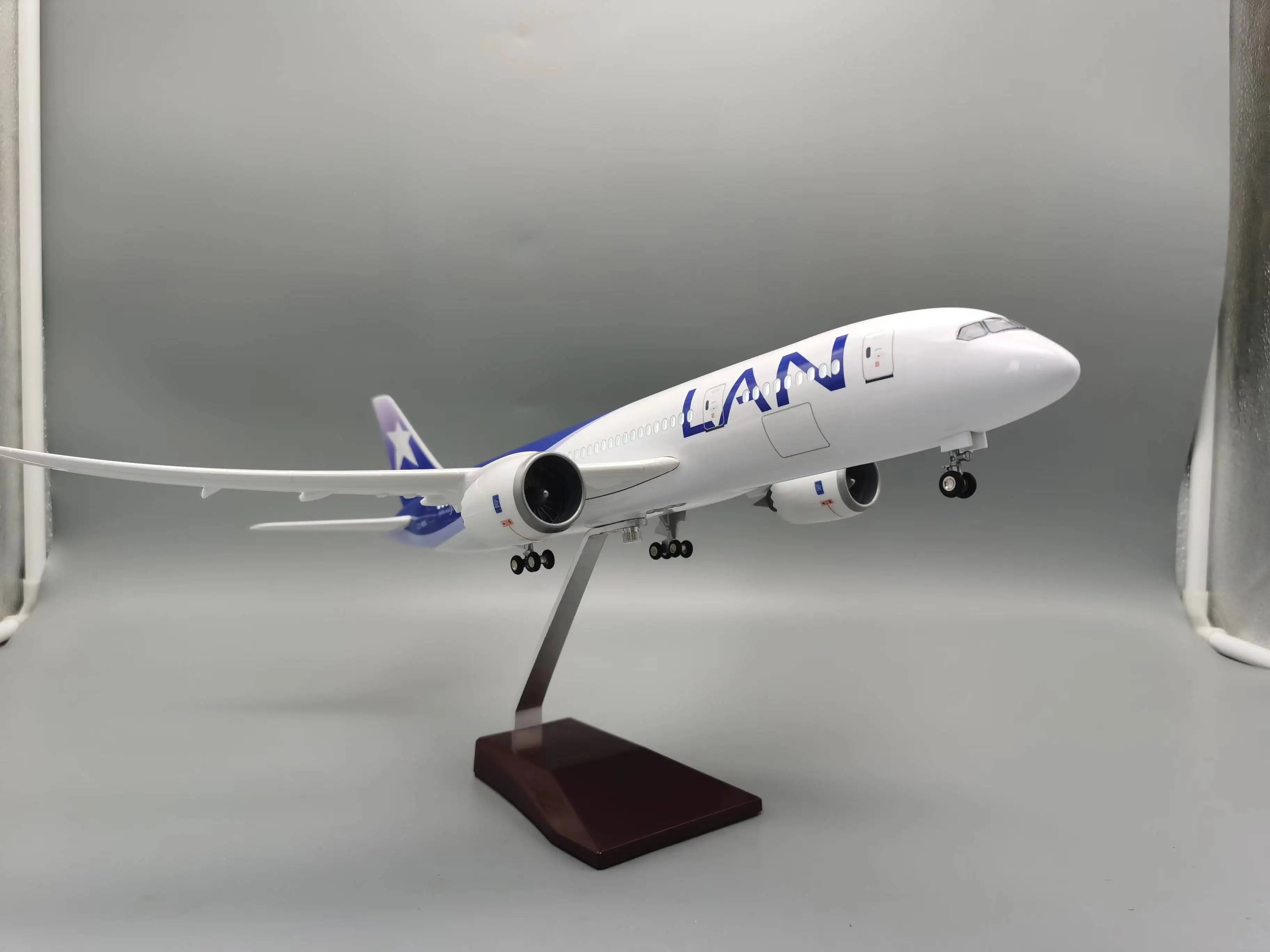 B787 Plane Model 47CM Chile LAN Airline airplane kids toys Model 1/130 scale Miniature With Light and Wheel for Collection