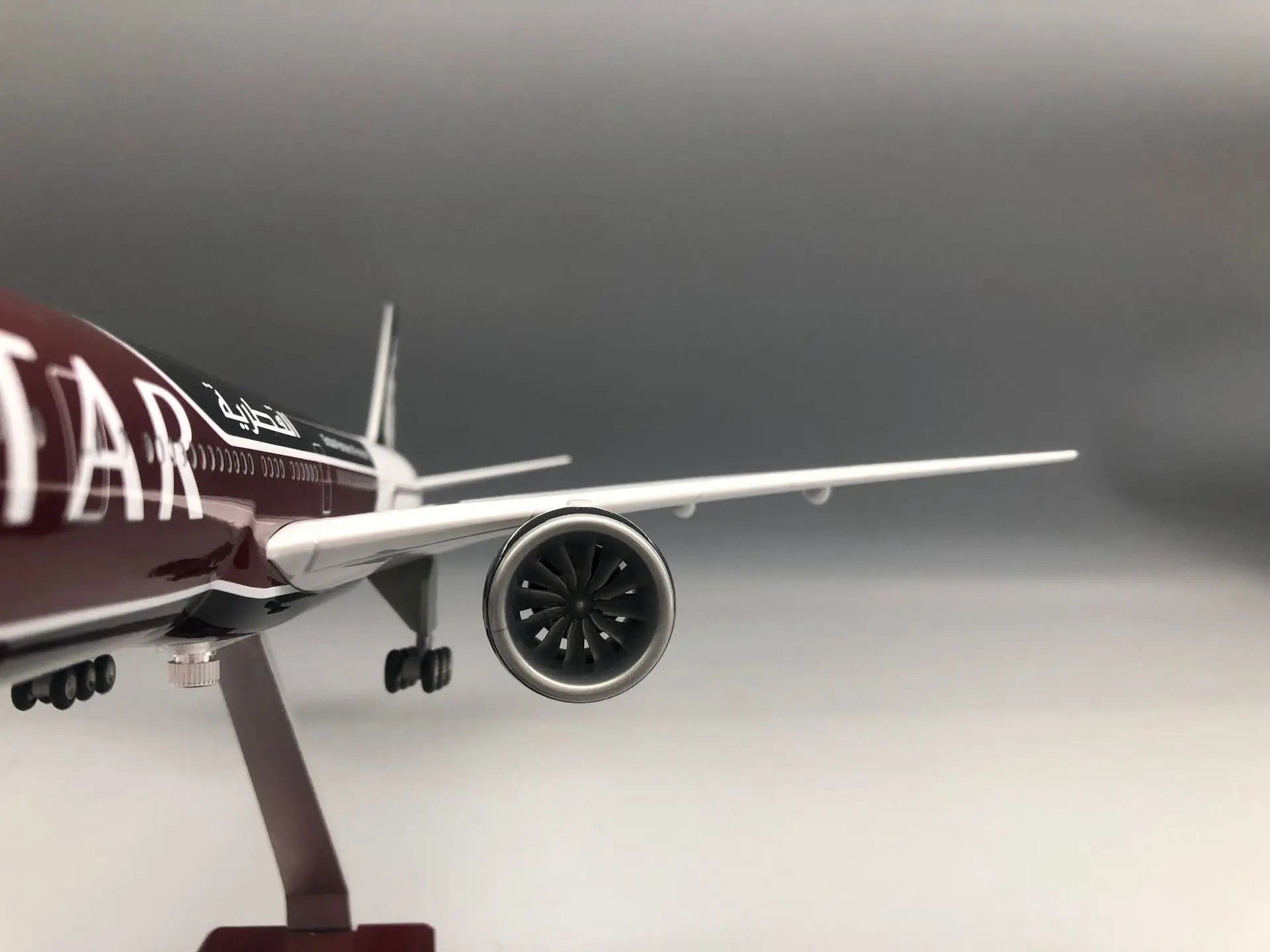 47CM 777-300 Qatar Airways Airplane Model Toy Resin Replica Plane Model with Landing Gear Wheels Light(Touch or Sound Control)