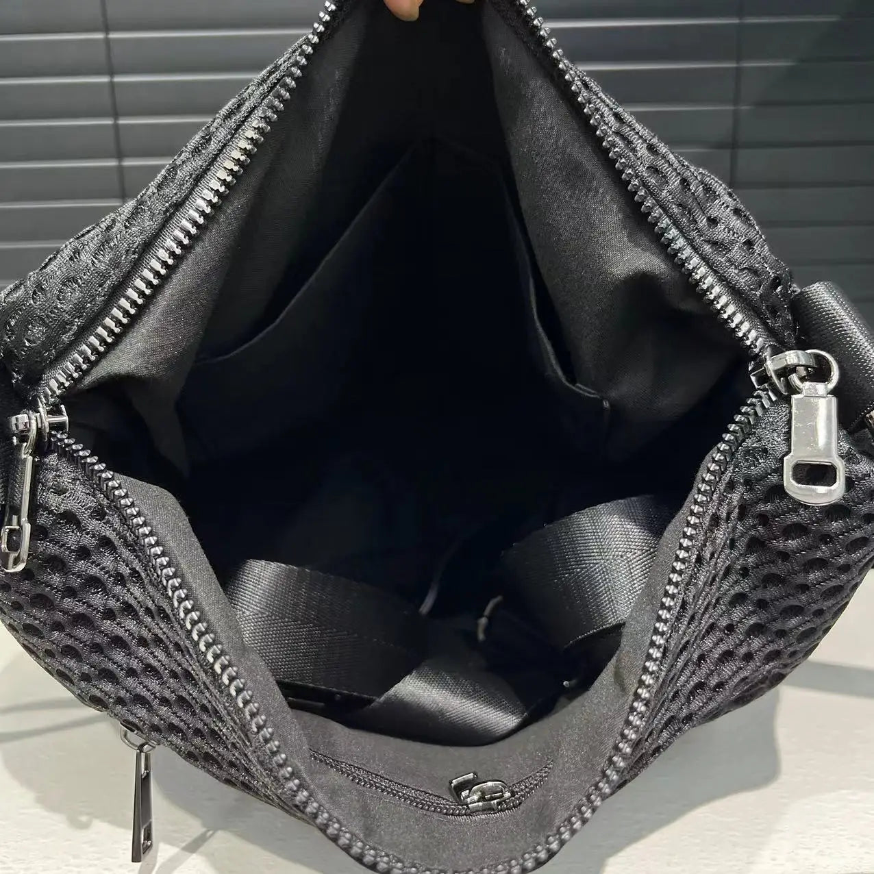 Fashionable neutral mesh spliced nylon shoulder bag, large capacity, lightweight and casual handbag