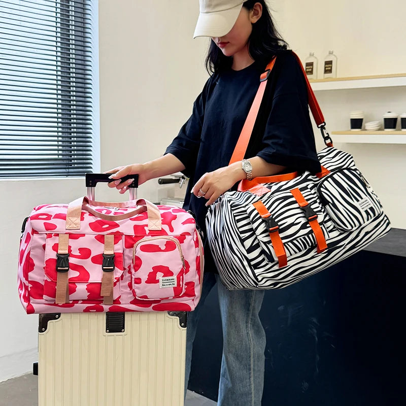 Fashionable Leopard Print Sports Gym Bag Weekend Overnight Bag Perfect for Fitness Sports and Outdoor Travel Weekender Overnight
