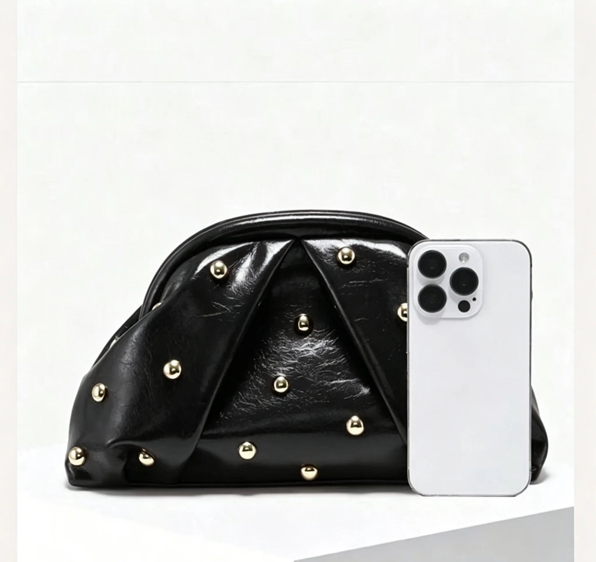 2026 new golden riveted pleated cloud handbag retro evening party handbag women's fashion elegant shell clip handbag
