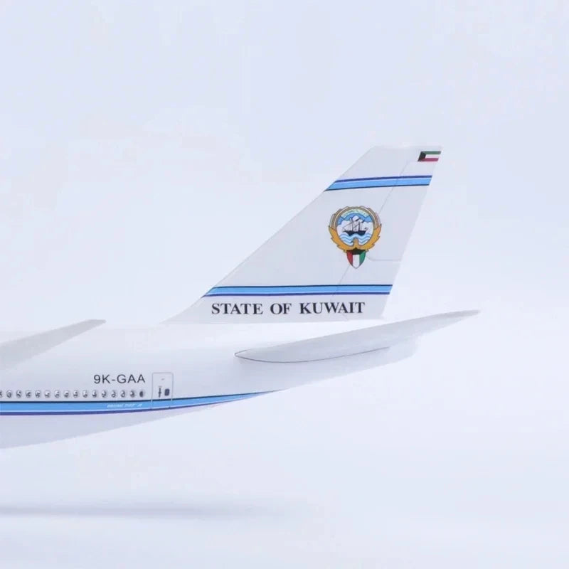 1/150 Scale Aircraft Model Kuwait Airways B747-8 Resin Airplane with Landing Gear Wheels Light(Touch or Sound Control)