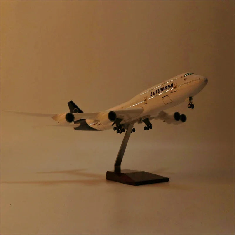 2025 New 1/150 Model Lufthansa B747 Airplane Airline Plane Model Light and Landing Gear Diecast Resin Aircraft Display Gifts
