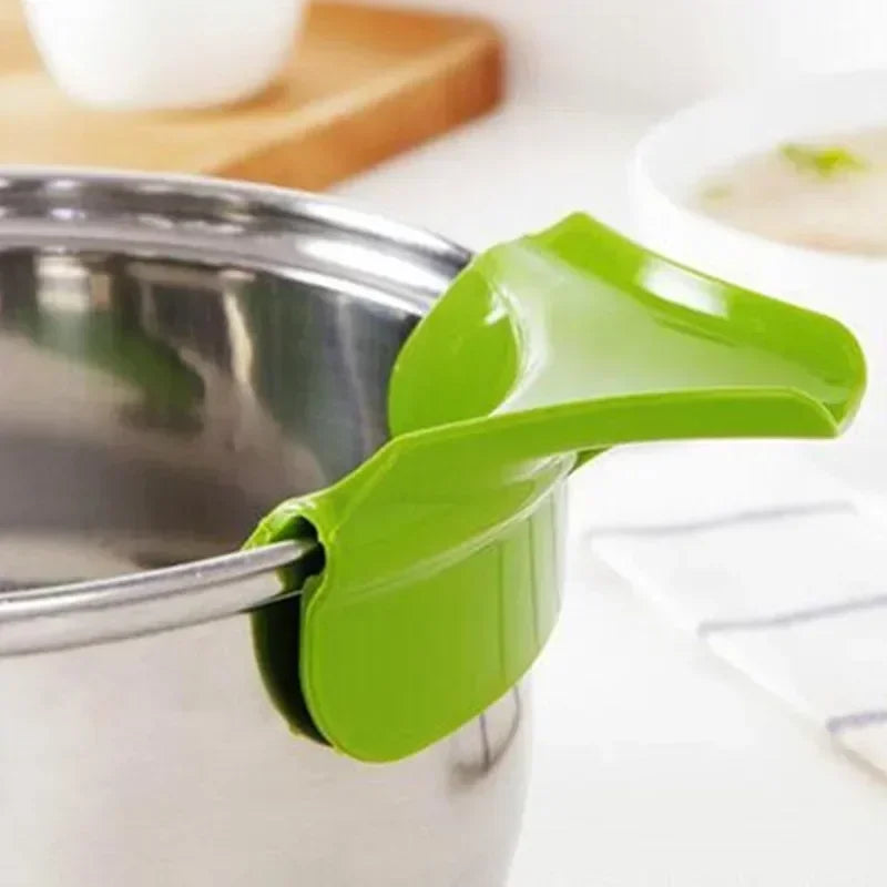Spout Funnel for Pots Pans and Bowls and Jars Kitchen Gadget Tools Creative Silicone Liquid Funnel Anti-spill Slip On Pour Soup