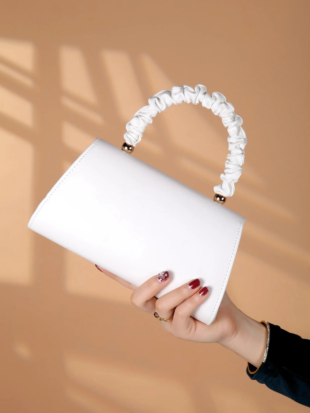 Elegant light luxury solid color women's handbag, fashionable and romantic banquet clutch, suitable for women's daily use.