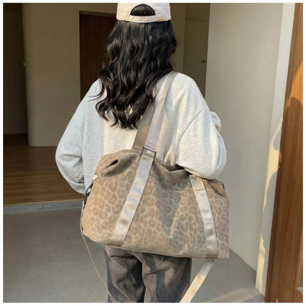 Large Capacity Leopard Print Travel Duffle Bag Lightweight Waterproof Handbag Portable Gym Bag for Short Trip Swimming