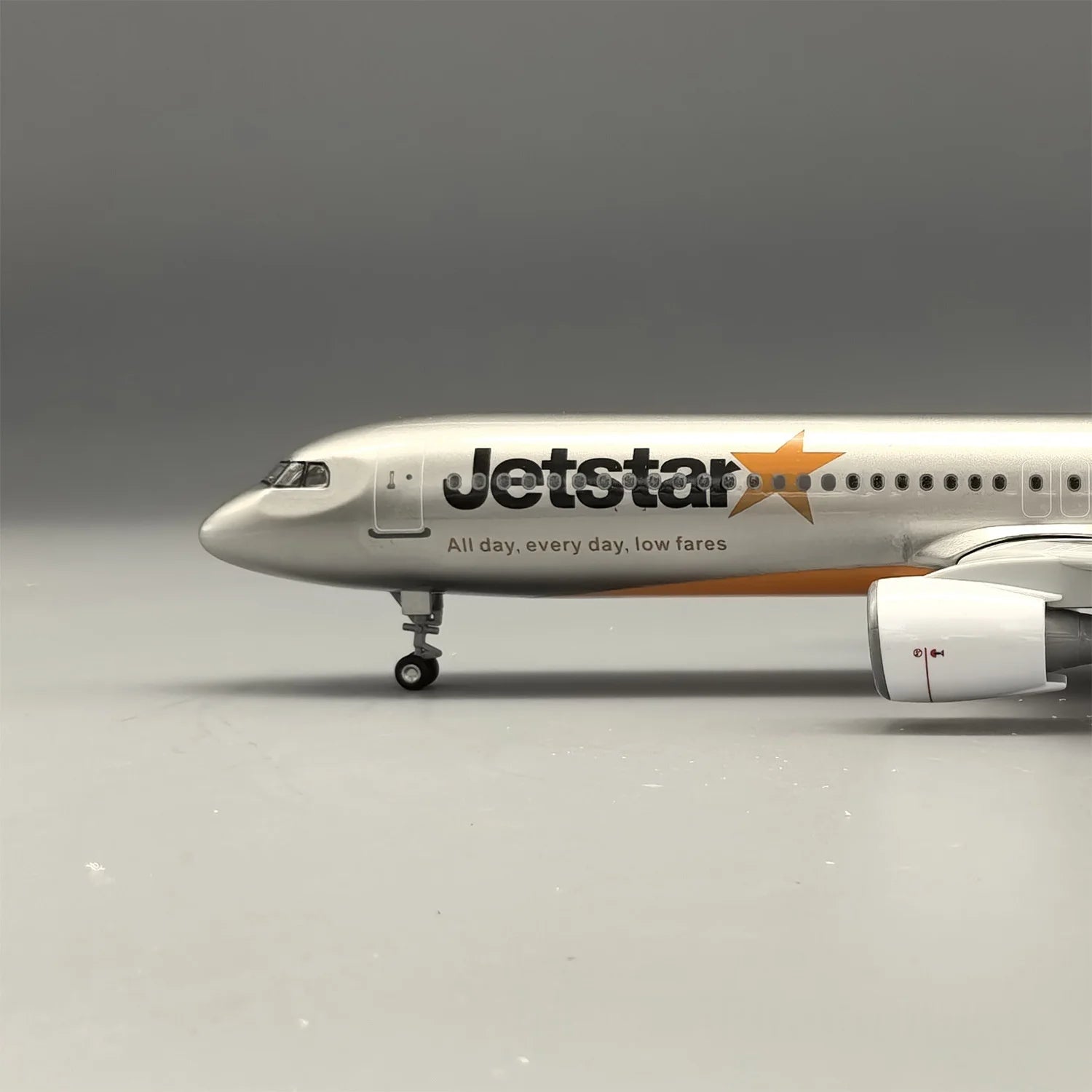 1/100 Scale 47cm 321 Aircraft A321 NEO Jetstar Airways Light Model with Landing Gear and Lights Resin Die-cast Aircraft Model