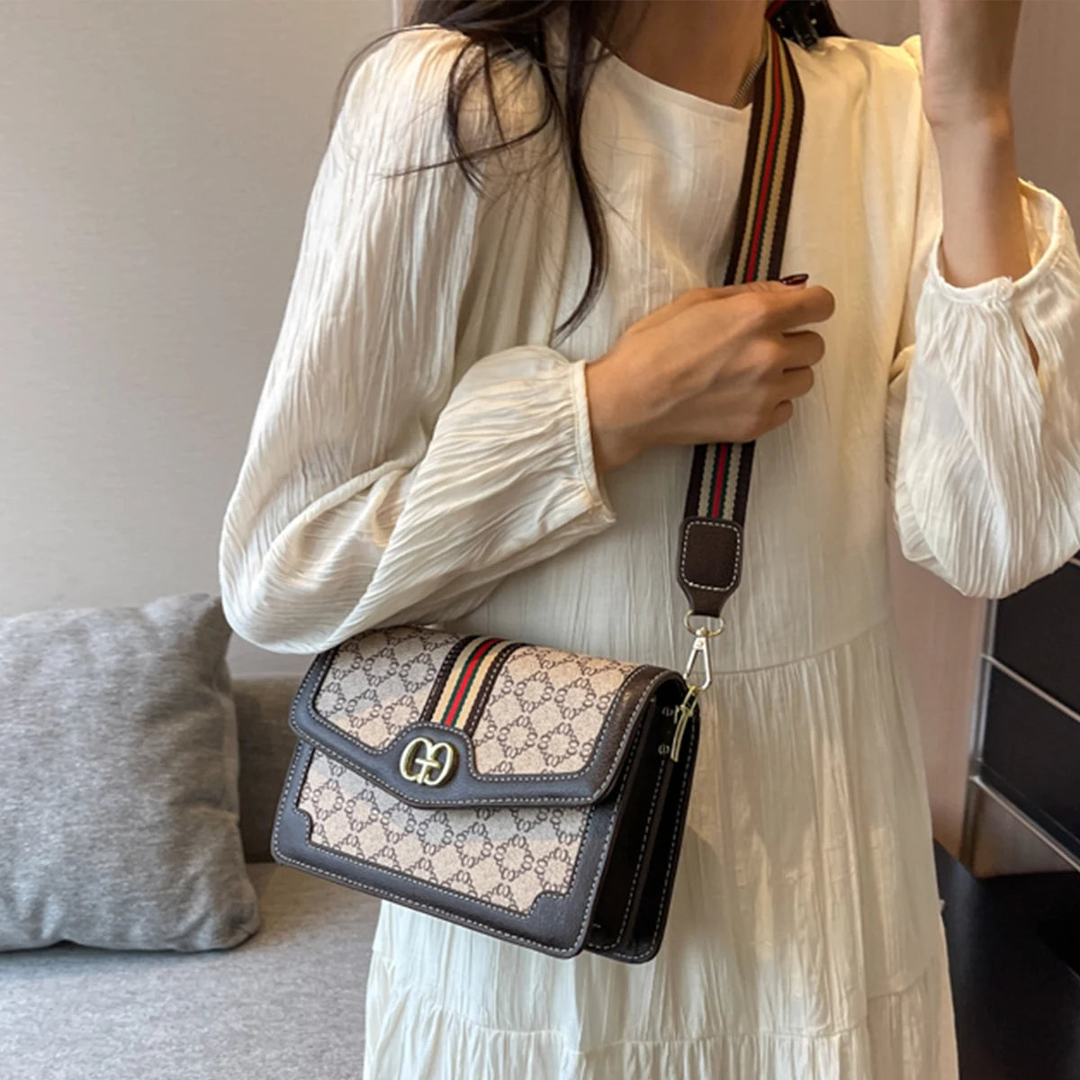 Fashion Classic Women Shoulder Bag Geometric Print Metal Logo Crossbody Bag Lightweight PU Handbag For Commuting