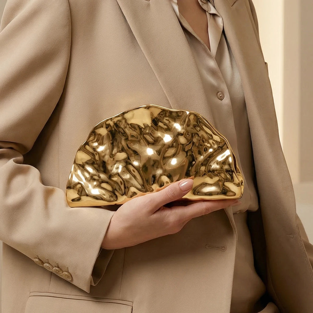 Women's shimmering metallic texture evening bag luxurious gold acrylic scallop clutch suitable for parties banquets