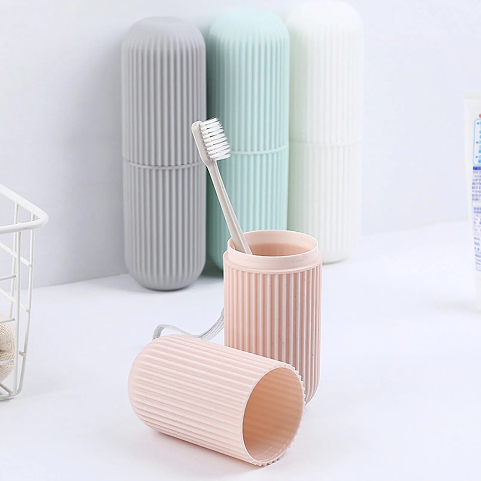 Travel Toothbrush Case Carrier Portable PP Slip Resistant Travel Toothbrush Cup with Cover