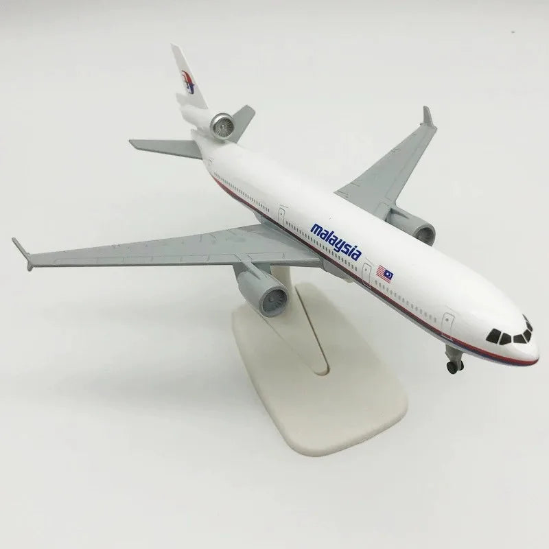 20cm airplane kids toys Scale 1/400 Air Malaysia MD11 Alloy Model Plane Kit Static Diecast Aircraft With Display Stand Aviation