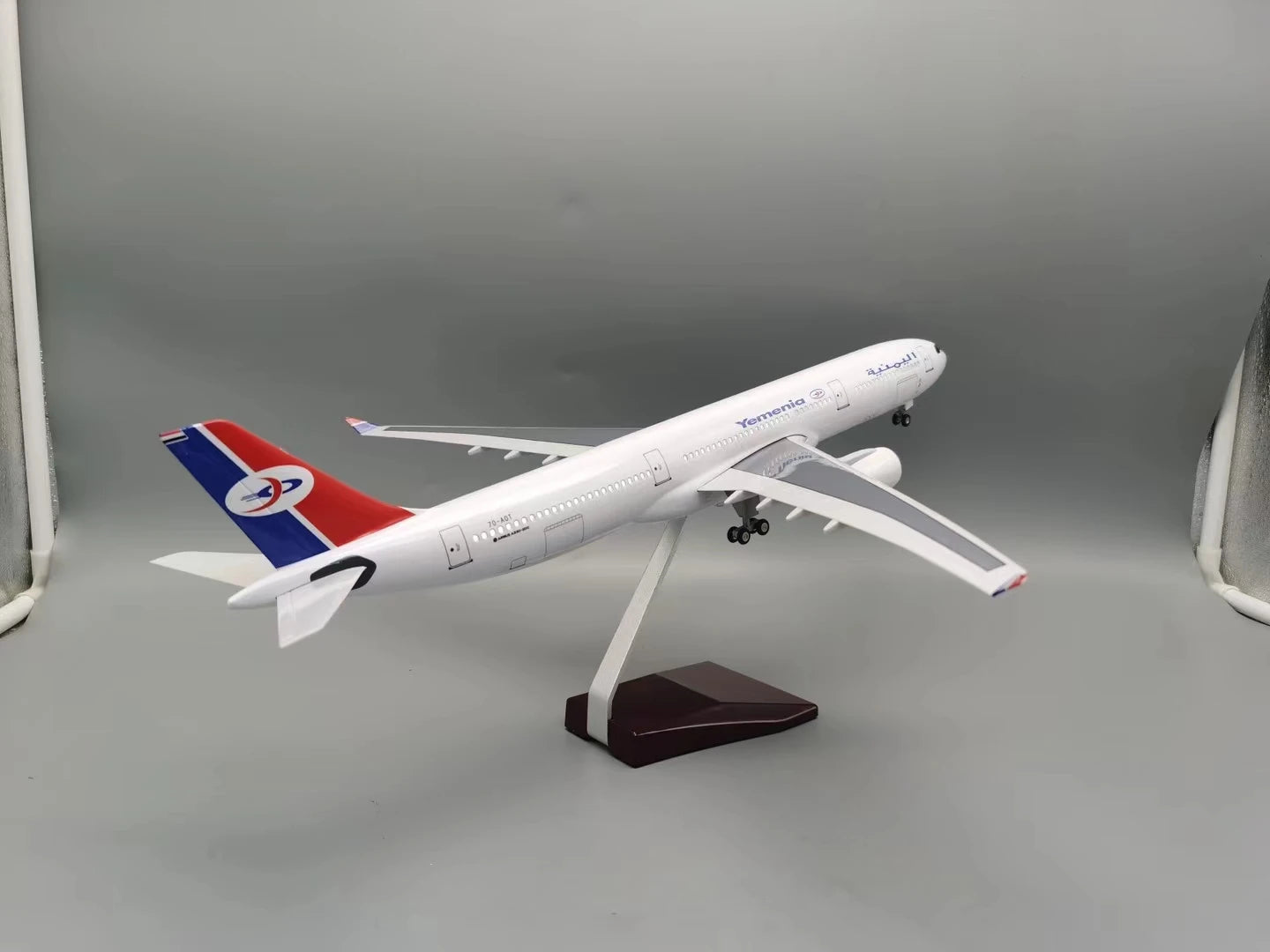 Airplane Diecast Resin 1:135 Scale Model Plane A330 Yemen International Airways Collectible Miniatures Airplane Wheel Toy Gift