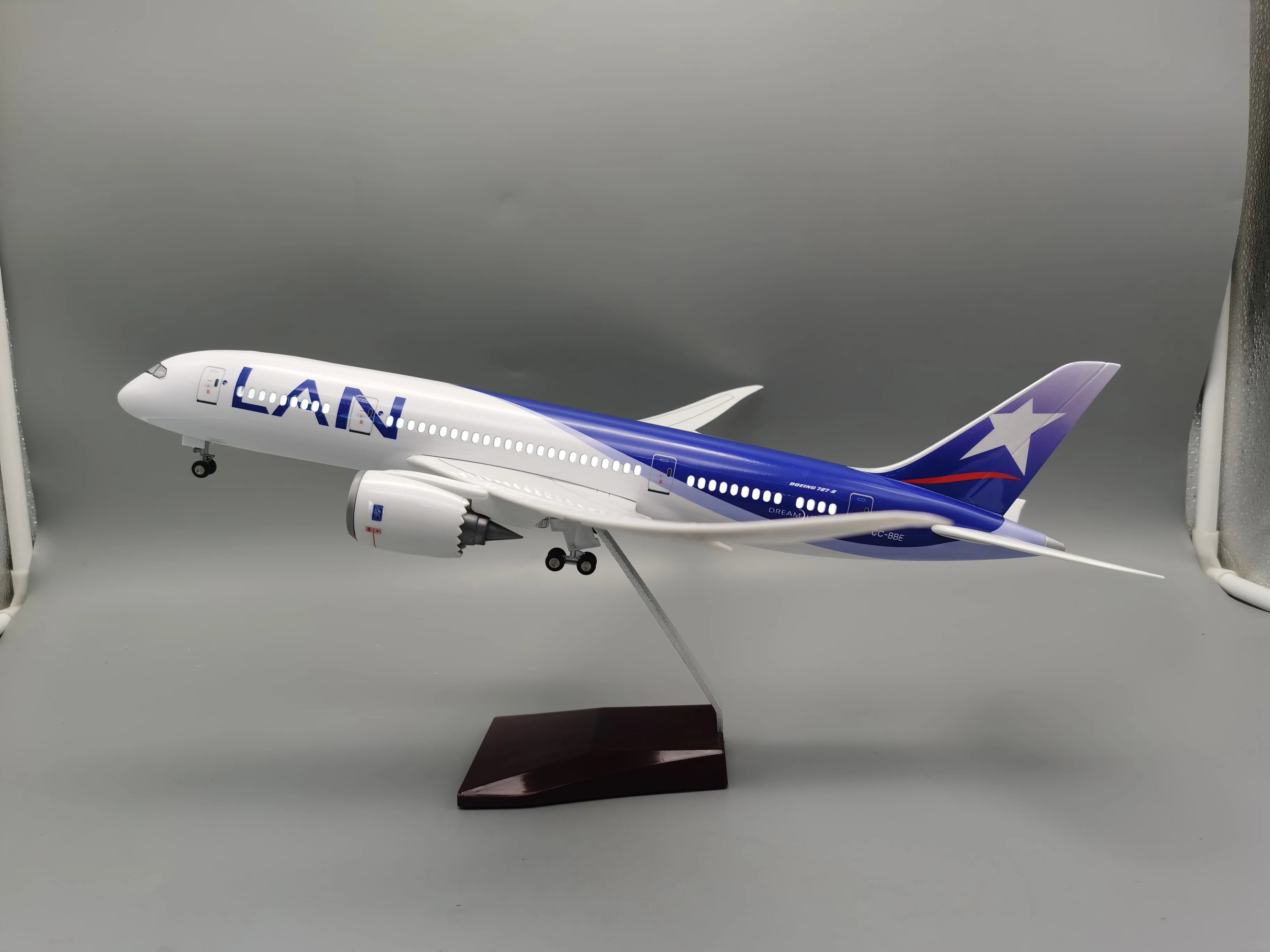 B787 Plane Model 47CM Chile LAN Airline airplane kids toys Model 1/130 scale Miniature With Light and Wheel for Collection