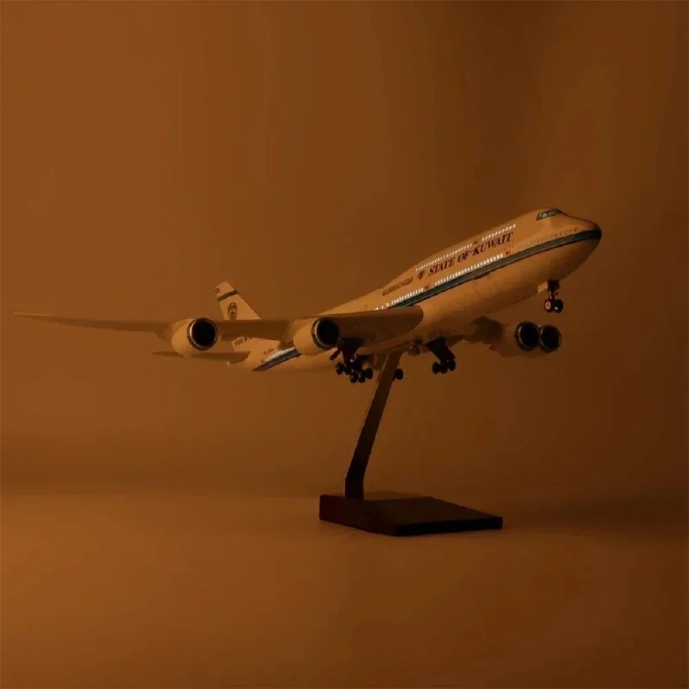 1/150 Scale Aircraft Model Kuwait Airways B747-8 Resin Airplane with Landing Gear Wheels Light(Touch or Sound Control)