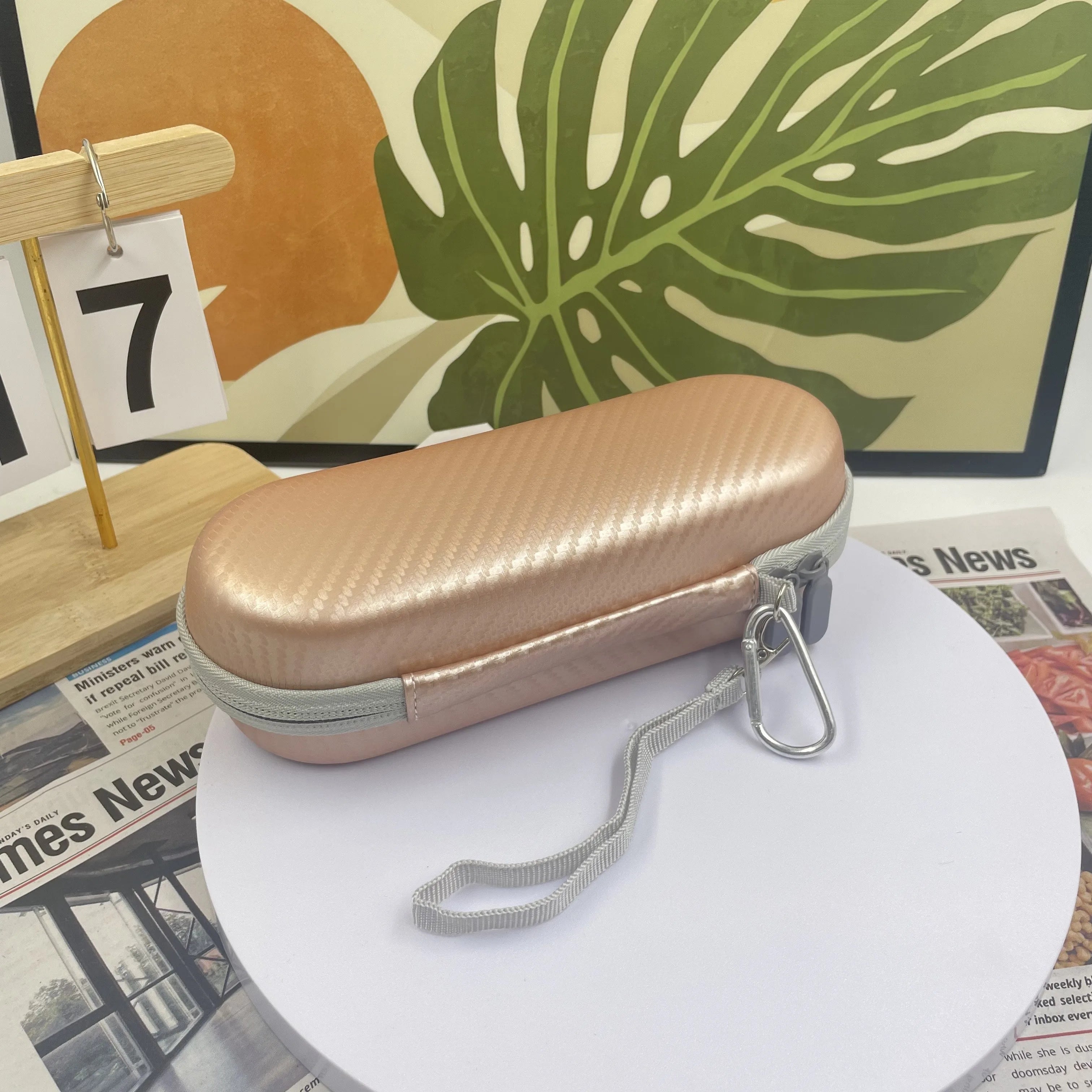 Electric toothbrush travel case, equipped with hanging chain and portable toothbrush holder