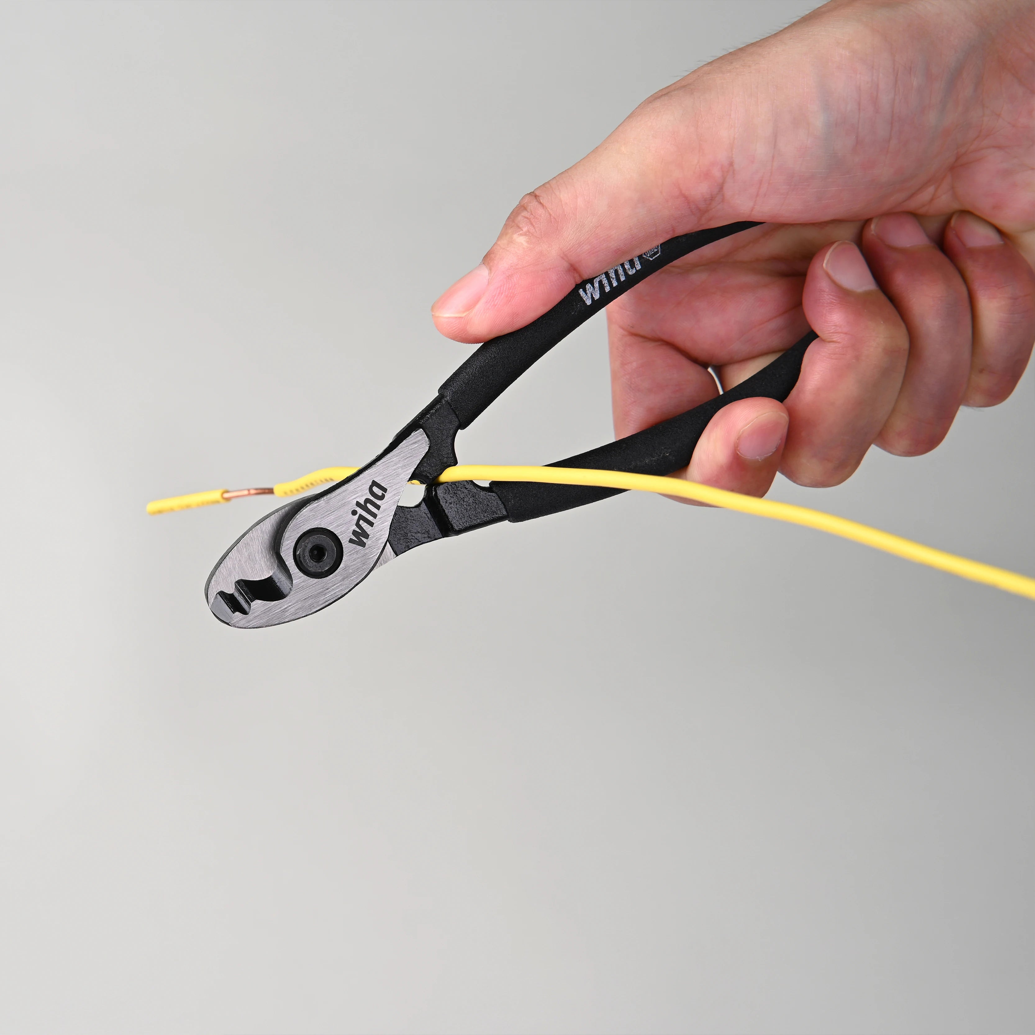 Wiha Black Forest Multifunctional Cable Pliers, Professional Electrician Tool Cable Cutters, 180° Flip Small Double-Edged 46691