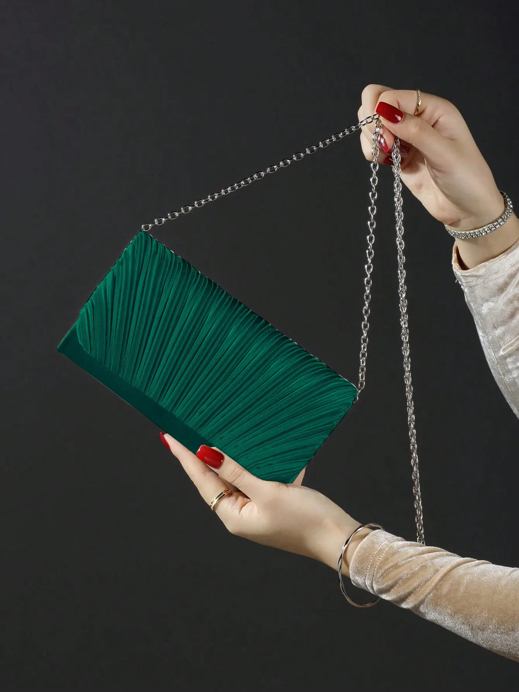 Classic fashion girl party girl chain clutch, light luxury romantic simple mini handbag and chain shoulder crossbody bag.