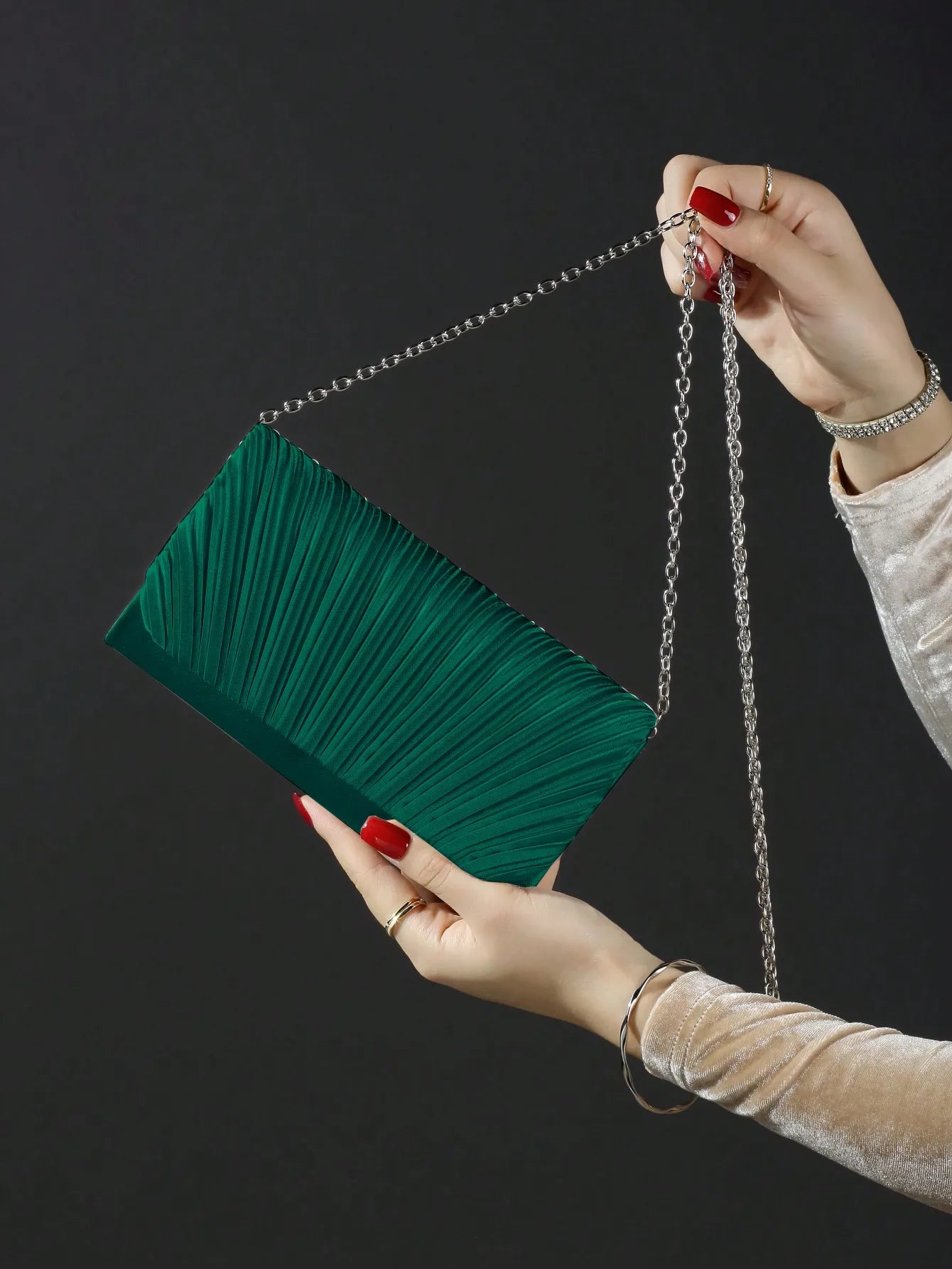 Classic fashion girl party girl chain clutch, light luxury romantic simple mini handbag and chain shoulder crossbody bag.