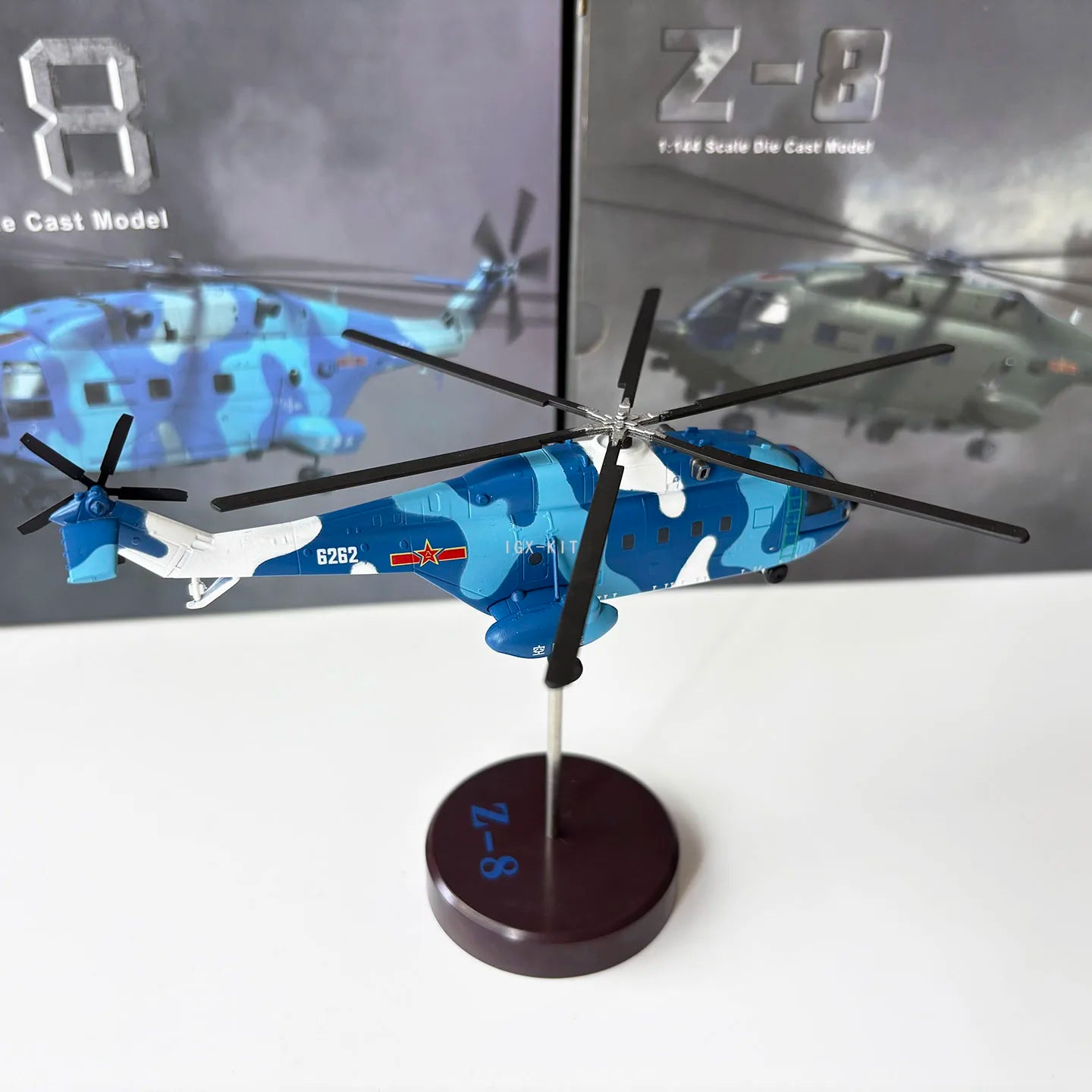 Diecast  1: 144 Scale Armed Aircraft With Propellers Straight 8 Z8 Model WZ-8 Z-8 Dolphin Helicopter Alloy Model Gifts