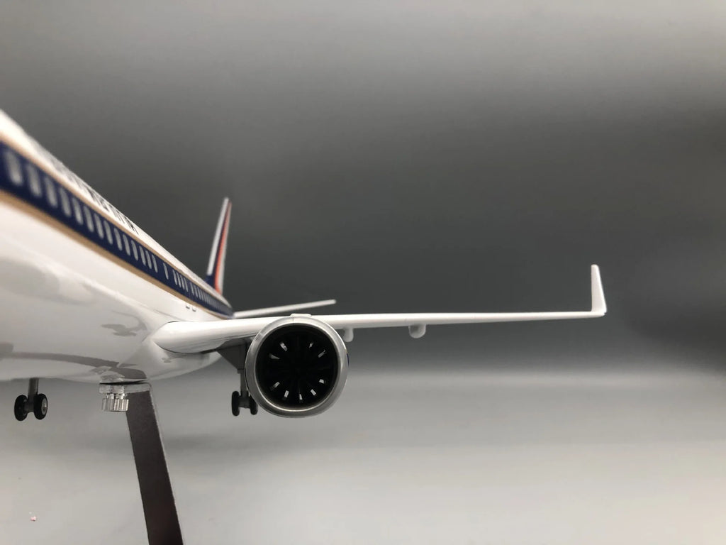 Airplane Models 737 Thai Presidential Plane 47cm with Lights and Wheels Simulation Static Model Souvenir Hobby Collection Toy