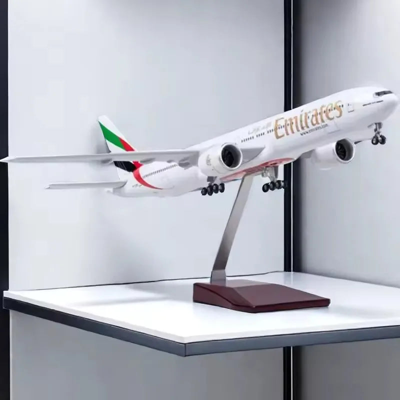 New 1/160 Scale Diecast Model B777 Emirates Airways Boeing 777 Resin Airplane With Light Airline Collection Display Gifts