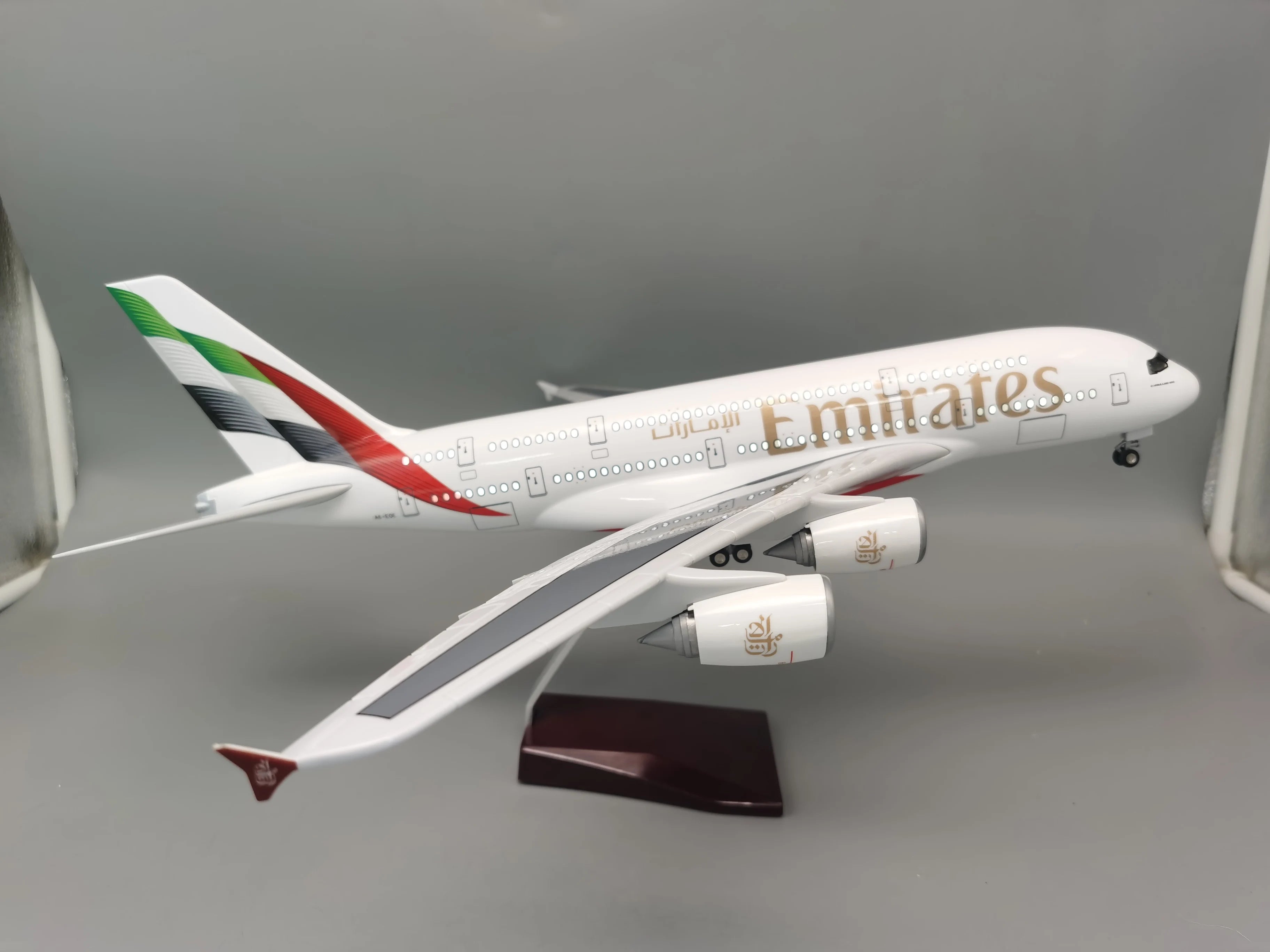 1/160 Scale 45.5cm 380 Series Aircraft Model A380 UAE Airline Aircraft with Light & Landing Gears Plastic Resin  Newly Painted