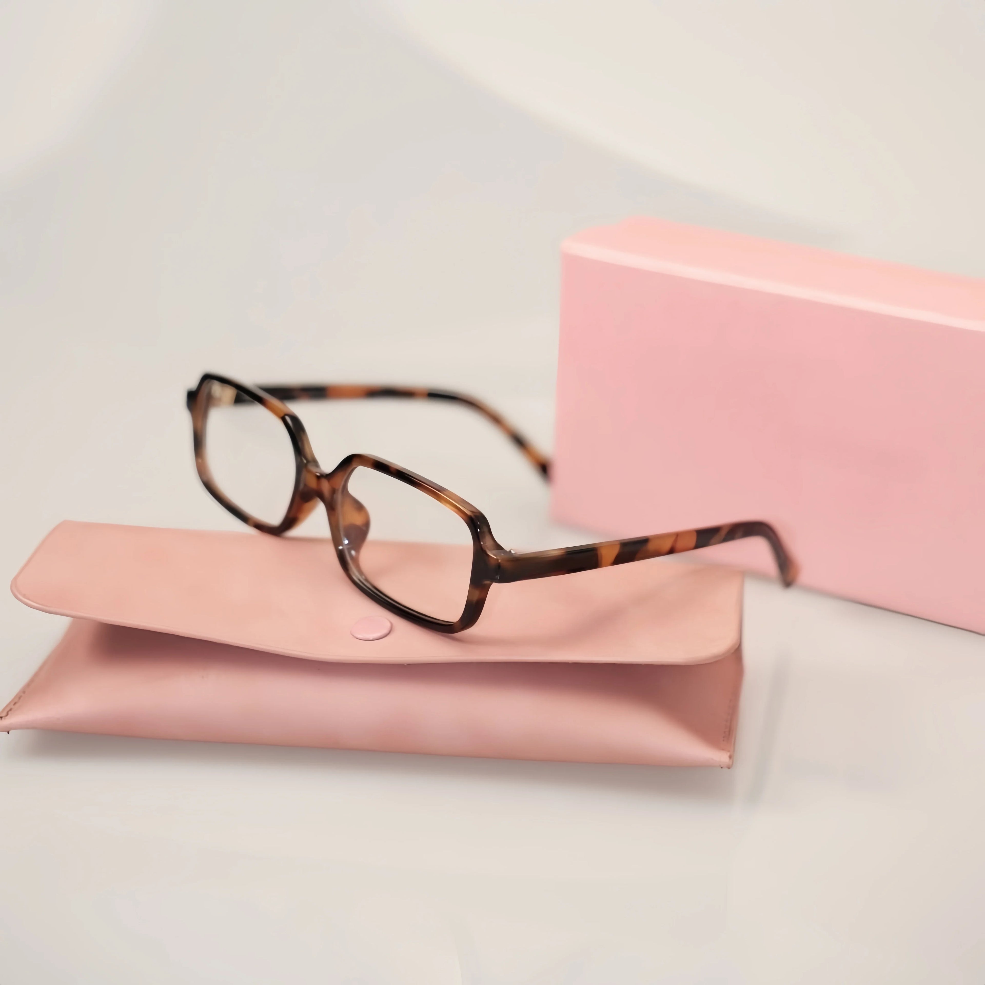 Luxury Women's Sunglasses for Summer. UV Protection, Rectangular and Stylish, Suitable for Outdoor Wear and Daily Commuting.