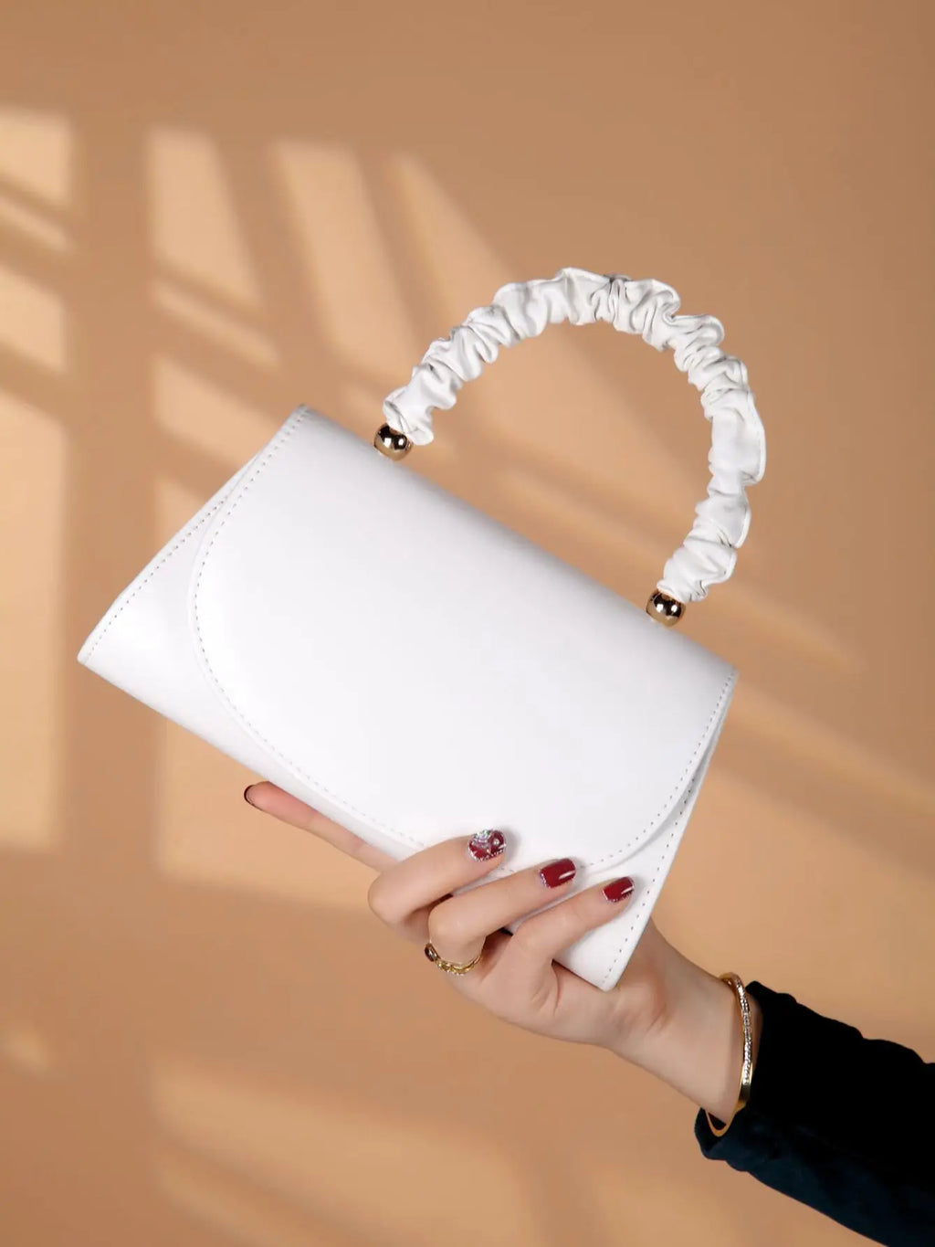 Elegant light luxury solid color women's handbag, fashionable and romantic banquet clutch, suitable for women's daily use.