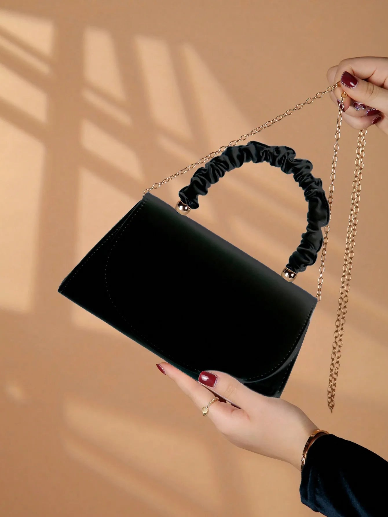 Elegant light luxury solid color women's handbag, fashionable and romantic banquet clutch, suitable for women's daily use.