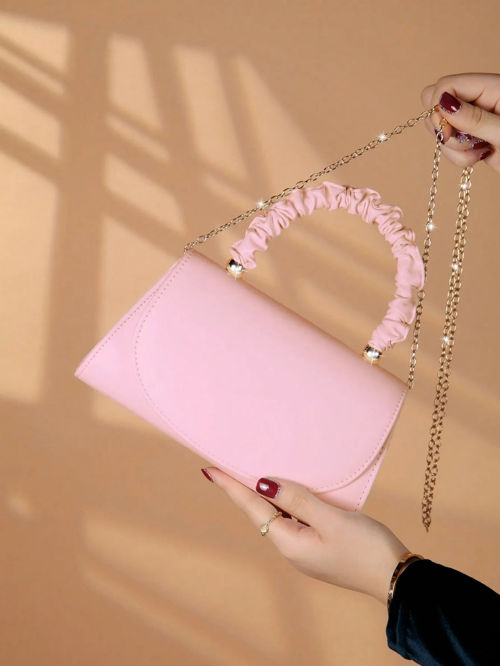 Elegant light luxury solid color women's handbag, fashionable and romantic banquet clutch, suitable for women's daily use.