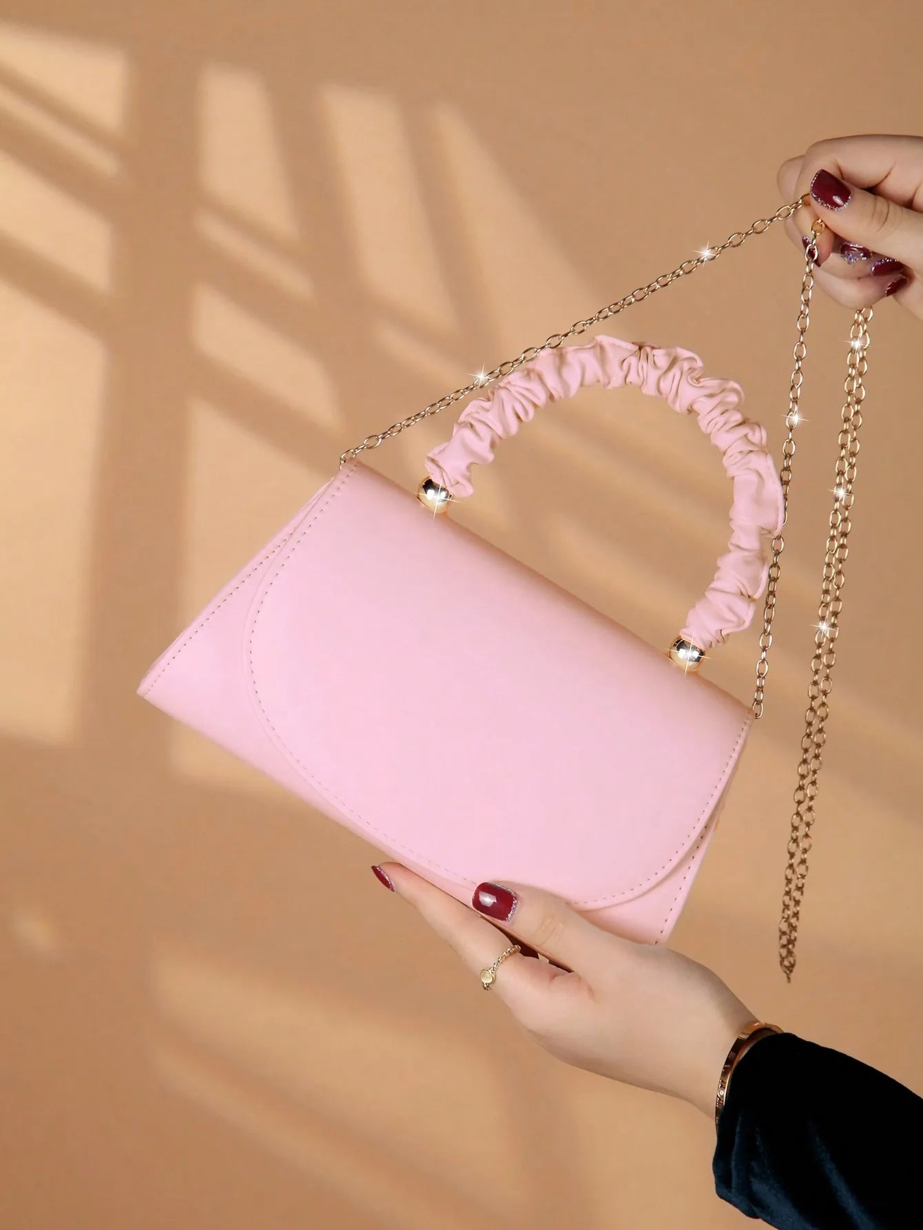 Elegant light luxury solid color women's handbag, fashionable and romantic banquet clutch, suitable for women's daily use.