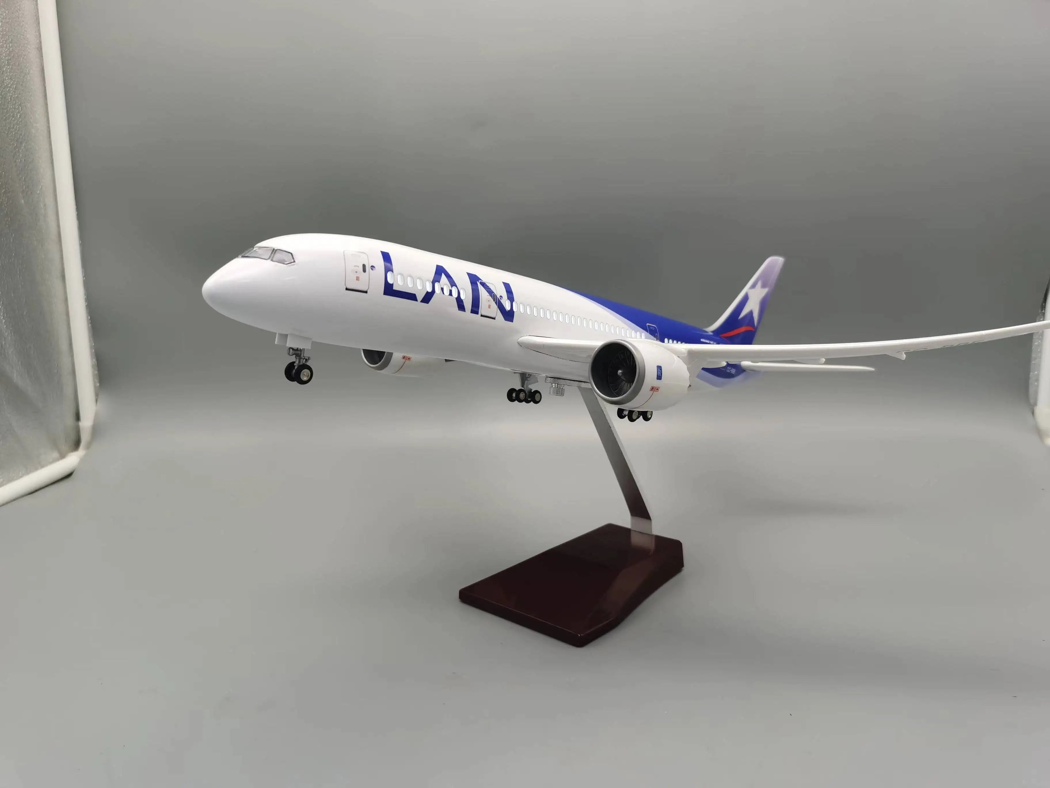 B787 Plane Model 47CM Chile LAN Airline airplane kids toys Model 1/130 scale Miniature With Light and Wheel for Collection