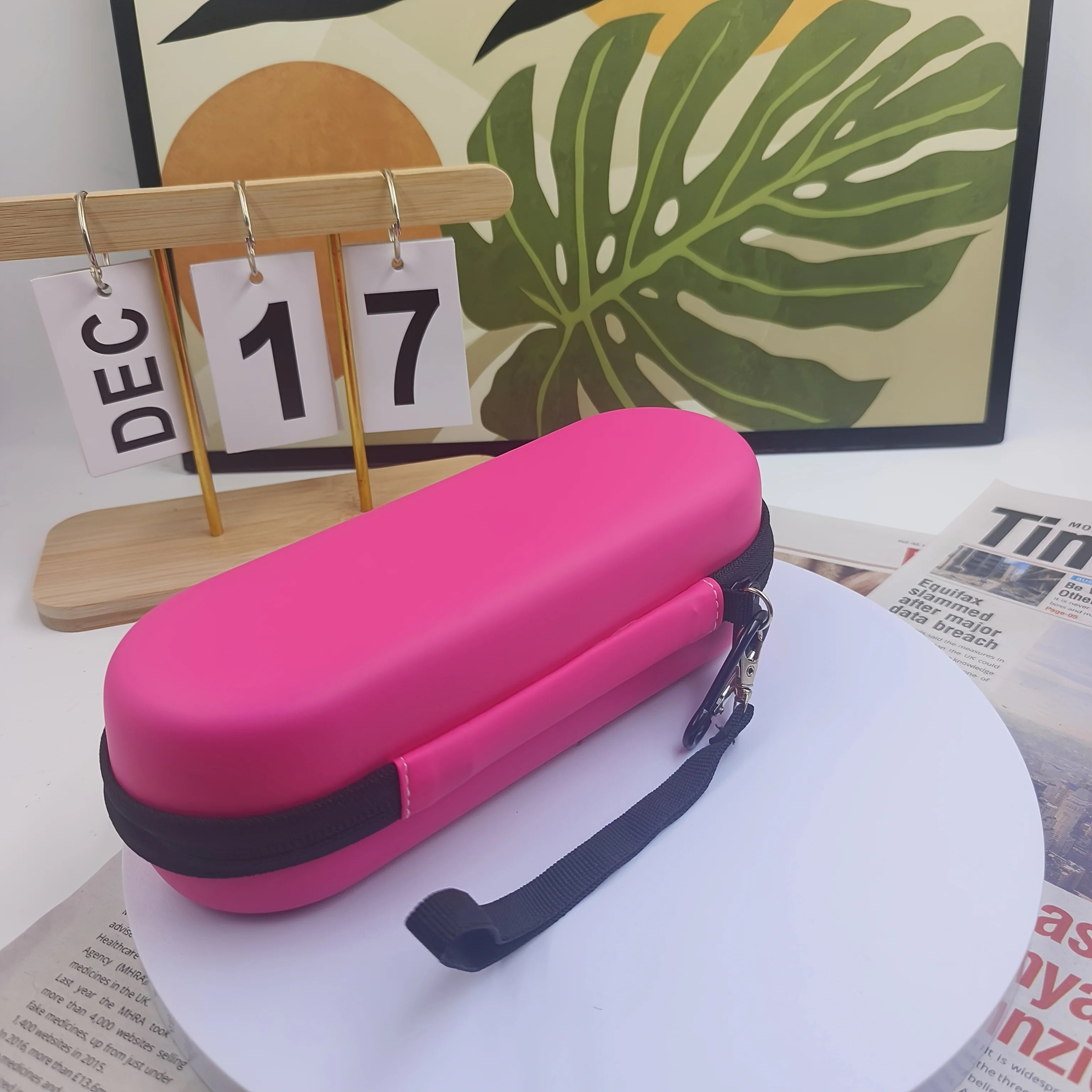 Electric toothbrush travel case, equipped with hanging chain and portable toothbrush holder