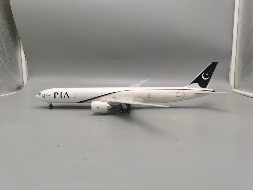 47CM 1/157 Scale B777 PIA Aircraft Model Pakistan Airlines Model Airplanes with Wheel Landing Gear Resin Miniature Plane for