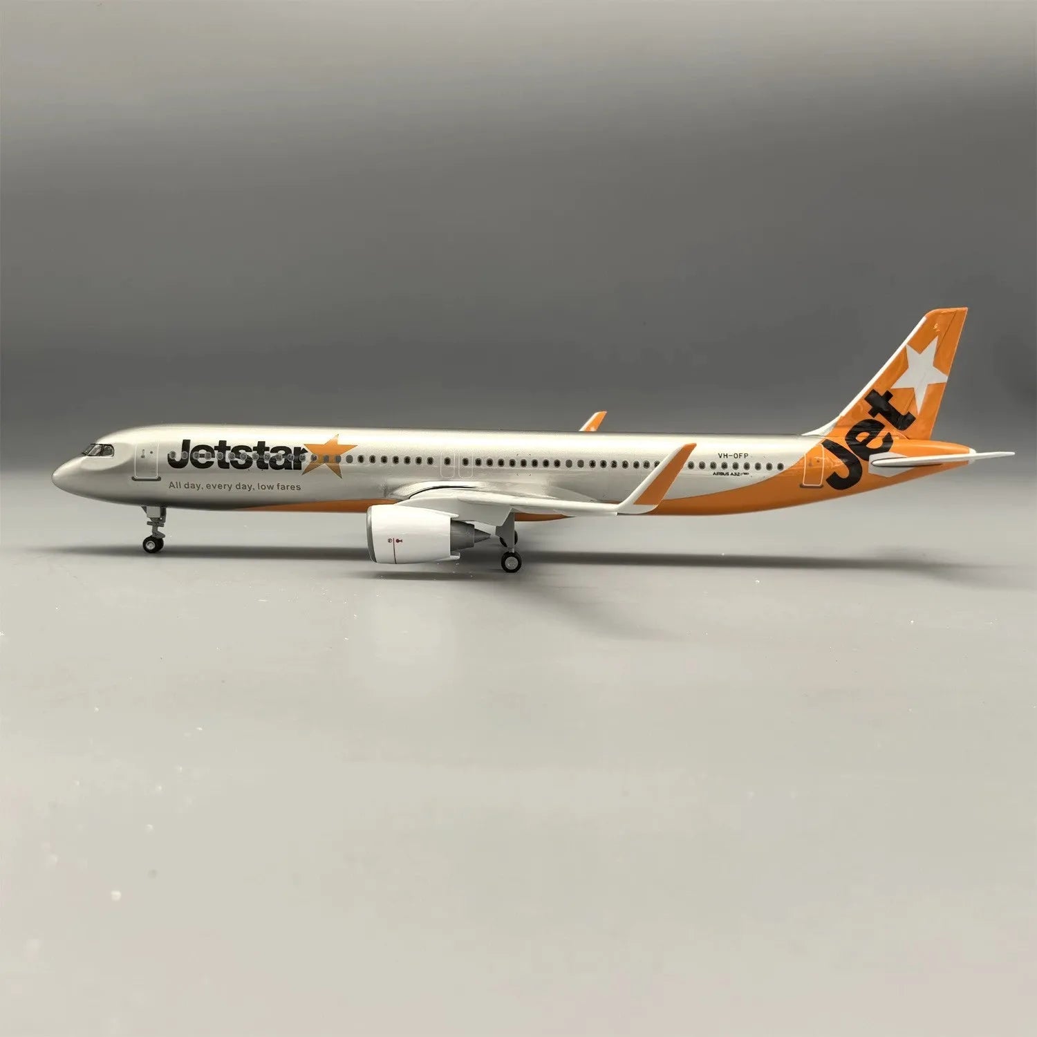 1/100 Scale 47cm 321 Aircraft A321 NEO Jetstar Airways Light Model with Landing Gear and Lights Resin Die-cast Aircraft Model
