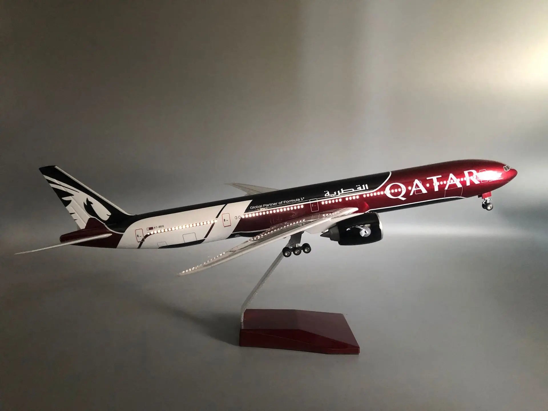 47CM 777-300 Qatar Airways Airplane Model Toy Resin Replica Plane Model with Landing Gear Wheels Light(Touch or Sound Control)
