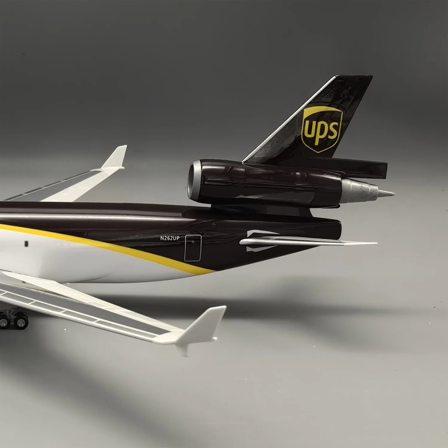 47CM Scale 1/130 Air UPS Airlines MD-11 Resin Diecast Airplane Model Aircraft With Wheels Landing Gears Collected Gift By Aviati