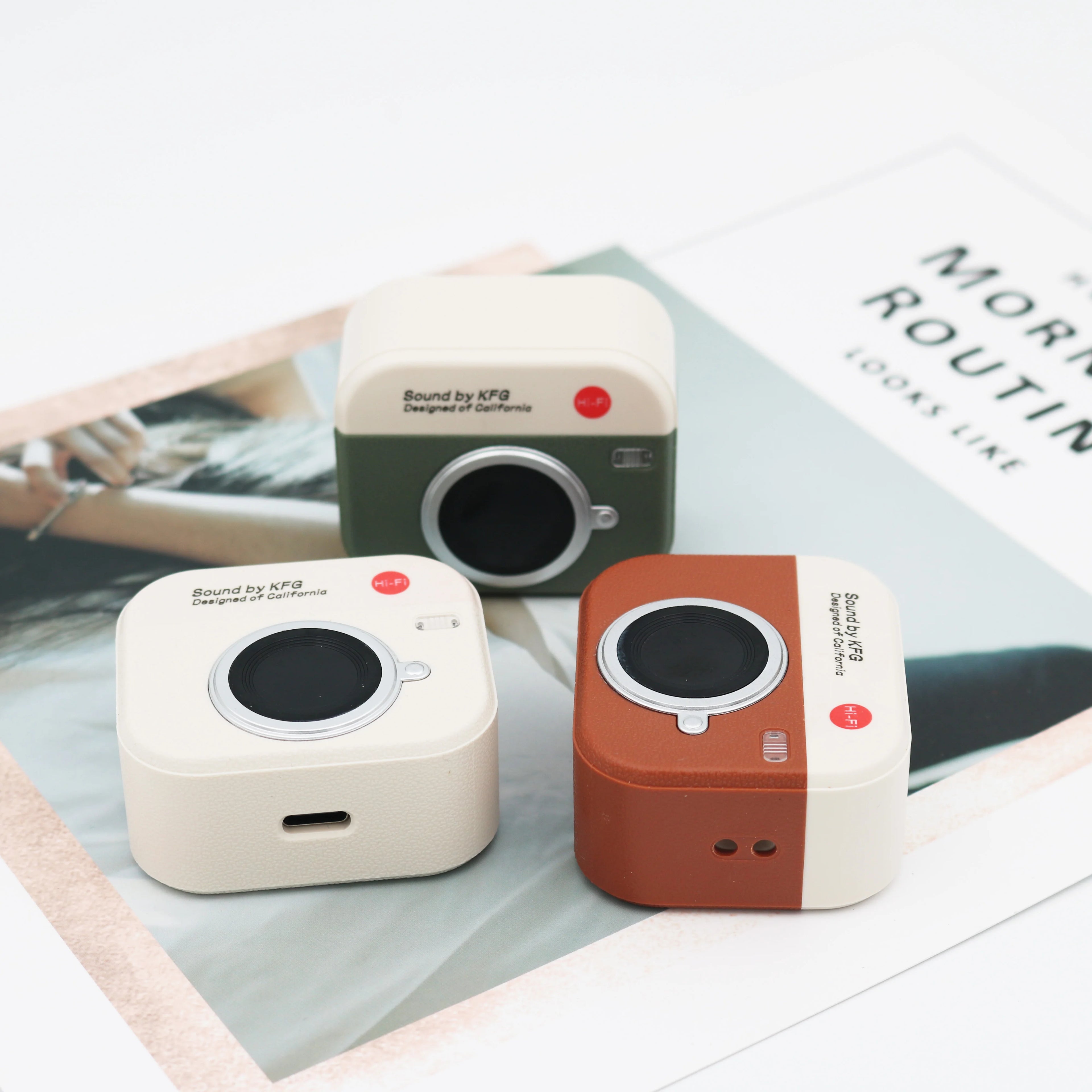 Vintage Camera Shaped Semi-in-ear Audio Earbud Set, Mini Cute Camera Design Charging Storage Case