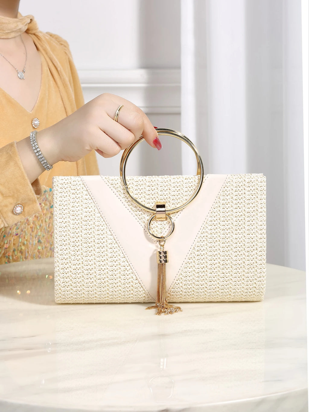 Glitter clutch bag with tassel decoration and loop handle, evening bag for evening party, fashionable and versatile women's bag