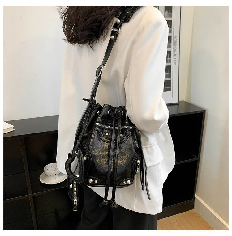 2025 Crossbody bag female new heavy industry locomotive wind rivet tide pump with bucket bag fashionable shoulder bag