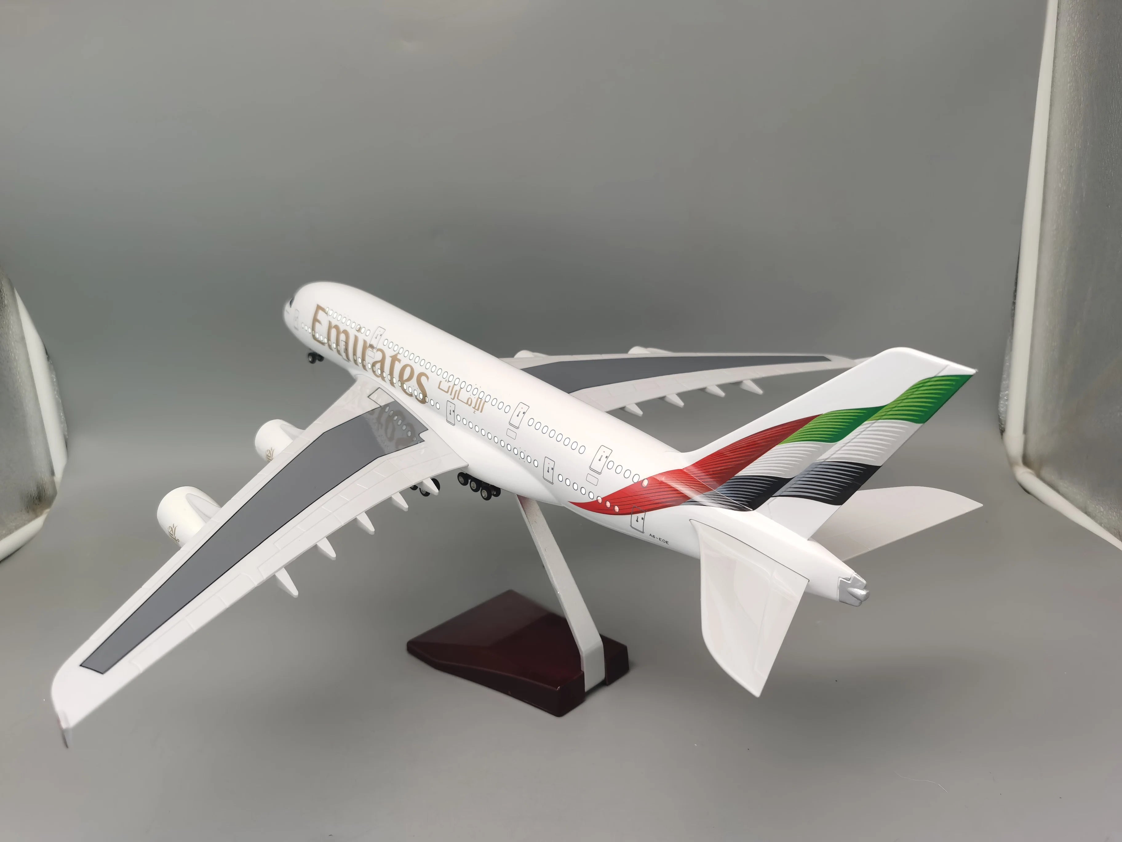 47cm Airplane Model 1/160 Scale A380 New Emirates Airways Diecast Toy Planes ABS Plastic Model With Light And Wheels Collectible