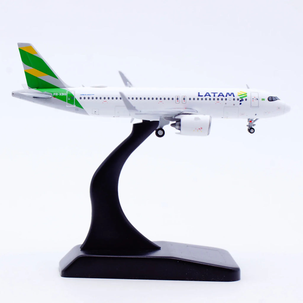 XX40210 Alloy Collectible Plane Gift JC Wings 1:400 1/400 LATAM Airlines Airbus A320neo Diecast Aircraft Model PR-XBG With Stand